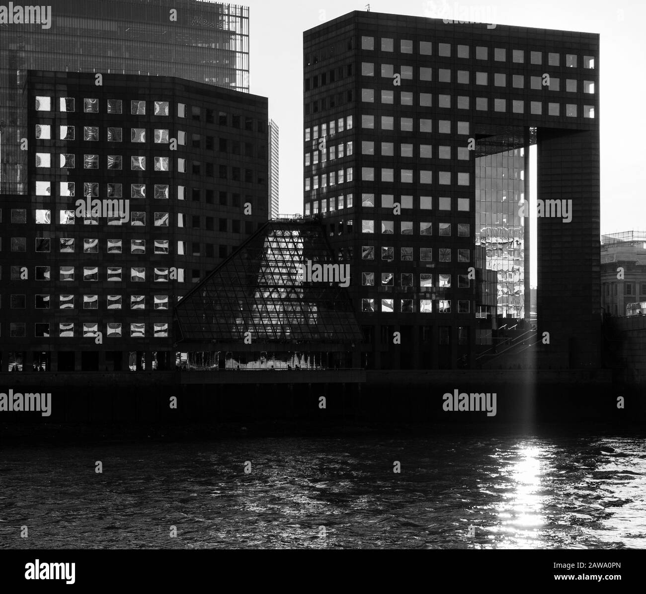 Schwarzweiß, Abend auf der Themse, Sonnenuntergang, keine London Bridge, South Bank, London, England, Großbritannien, GB. Stockfoto