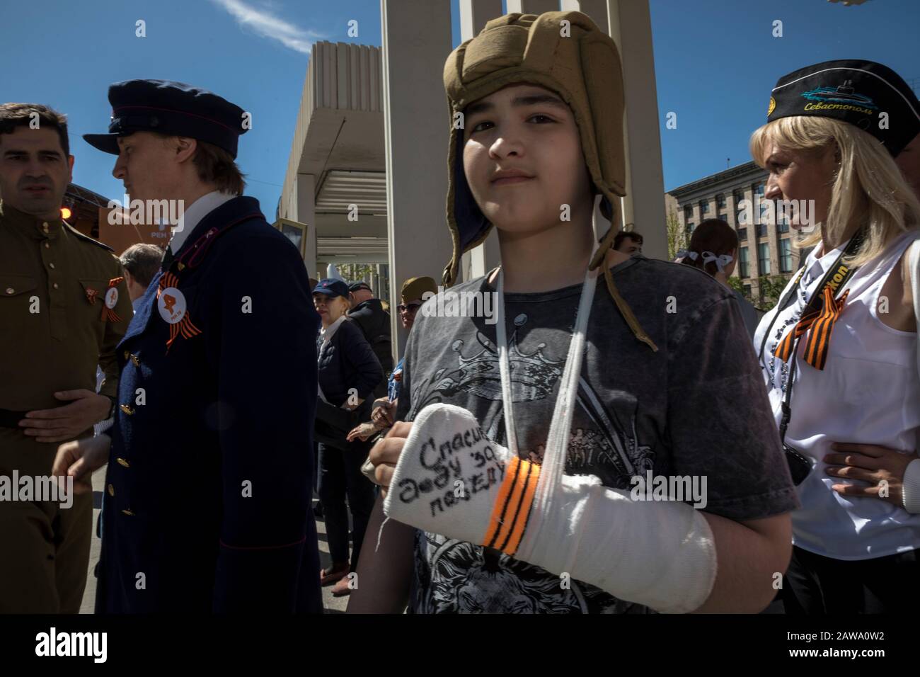 Moskau, Russland. Mai 2018 Die Menschen nehmen am Marsch Des Unsterblichen Regiments in der Tverskaja-Straße im Zentrum Moskaus Teil, um den 73. Jahrestag des Sieges über Nazi-Deutschland im Großen Vaterländischen Krieg zu feiern. Russische Aufschrift auf der Hand des Jungen (in der Mitte) lautet "Danke an meinen Großvater für den Großen Sieg". Stockfoto