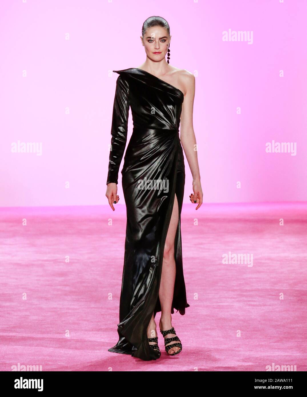 New York, NY - 06. Februar 2020: Ein Modell läuft auf der Christian Siriano Herbst Winter 2020 Modenschau während der New York Fashion Week die Landebahn Stockfoto