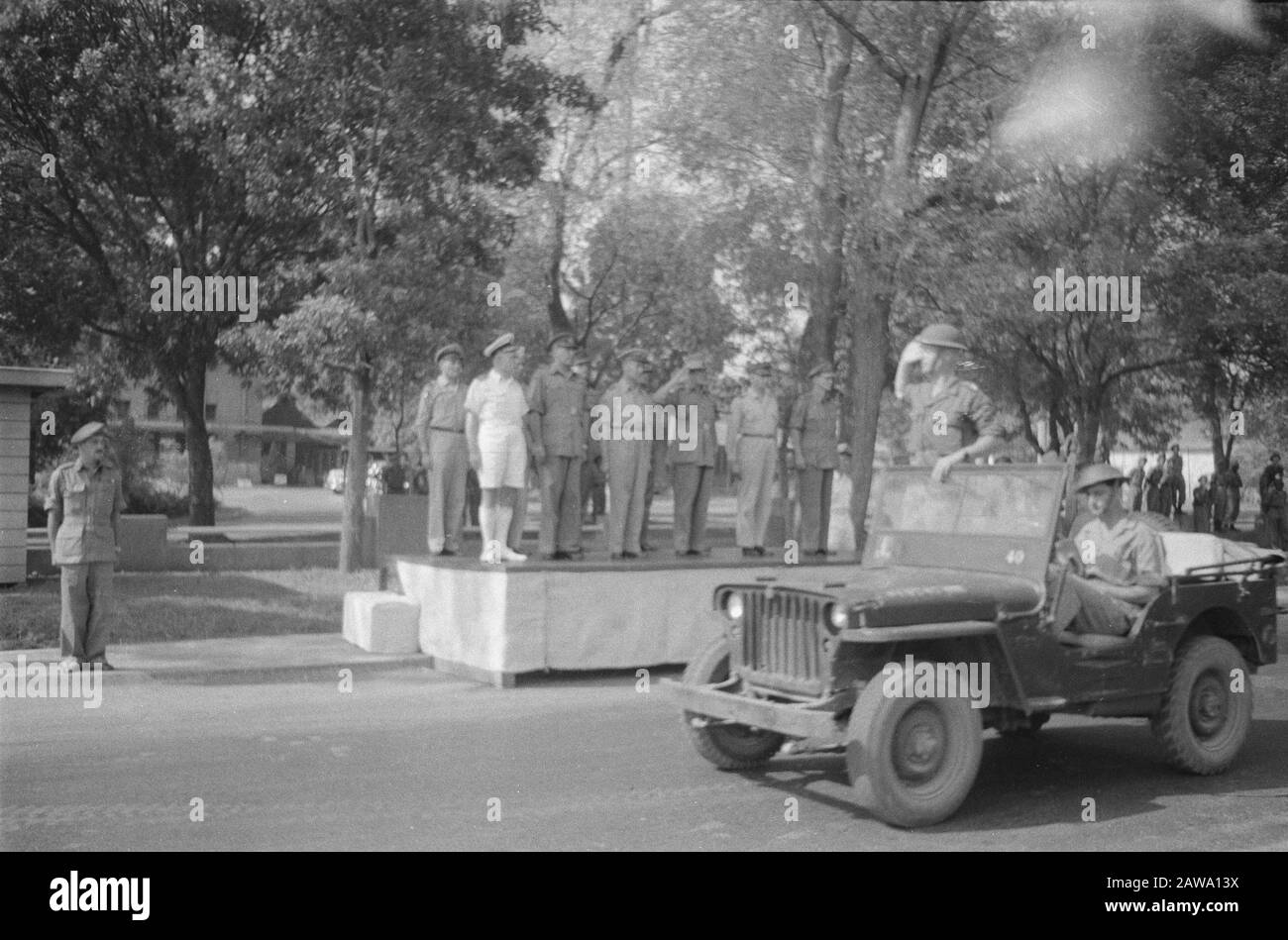 Parade für den britischen General Montagu Stopford M. Stopford (Mitte) die Parade nimmt ab. V.l.n.r.: A.s. Pinke, E.C. MANSERGH, H.J.J.W. Dürst Britt, Montgu Stopford, S. H. Track und D.C. Nachbar von Vreeden Annotation: Hinter Pinke zurückgelassen, Oberst J.W. Sluyter, Kommandeur U-Brigade. Datum: 9. November 1946 Ort: Batavia, Indonesien, Jakarta, Niederländisch-Ostindien Stockfoto