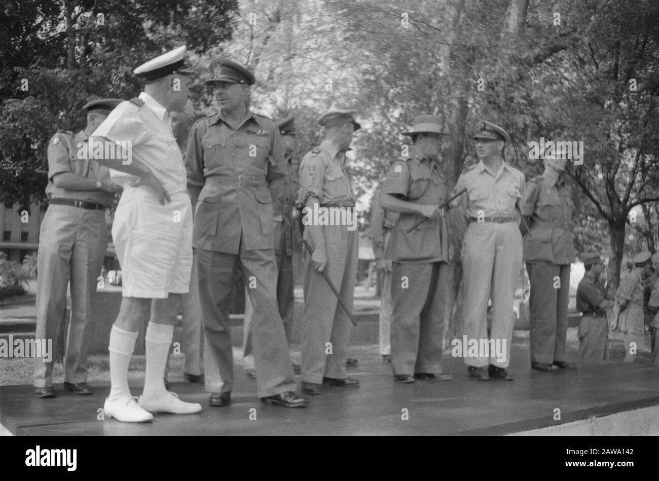Parade für den britischen General Montagu Stopford M. Stopford (Mitte) die Parade nimmt ab. V.l.n.r.: A.s. Pinke, E.C. MANSERGH, H.J.J.W. Dürst Britt, Montagu Stopford, S. H. Track und DC Buurman von Vreeden Datum: 9. November 1946 Ort: Batavia, Indonesien, Jakarta, Niederländisch-Ostindien Stockfoto