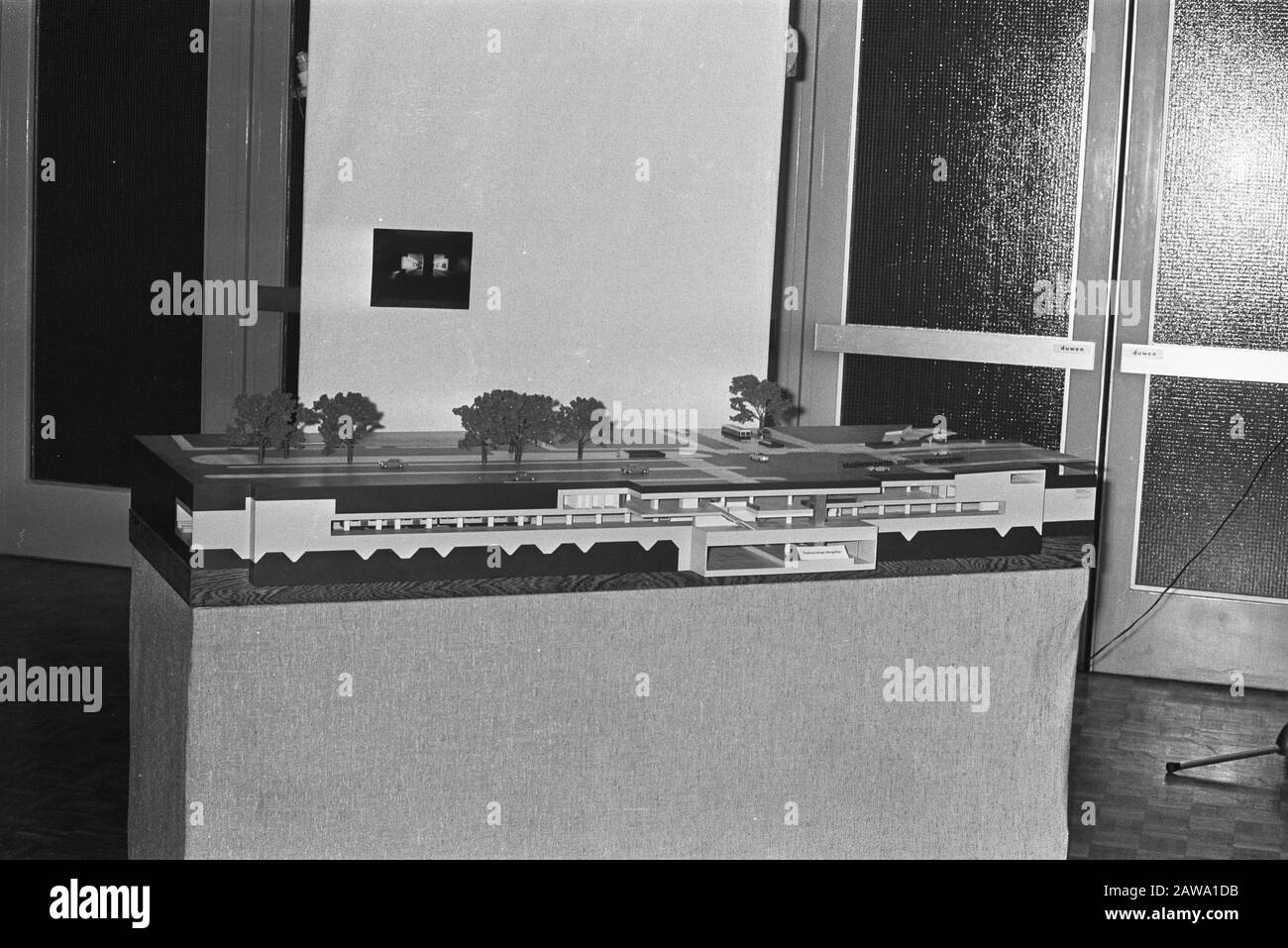 Metro-Modelle in öffentlichen Arbeiten Amsterdam U-Bahn-Kreuzung Station Weesperplein Datum: 23. September 1971 Standort: Amsterdam, Noord-Holland Schlüsselwörter: U-Bahnen, Skala Stockfoto