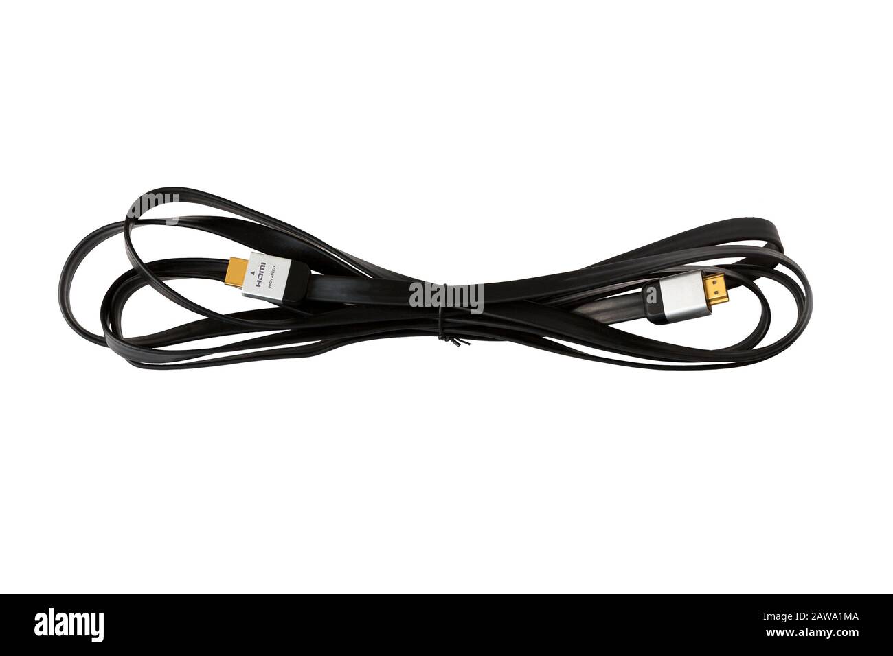 HDMI-Kabel auf weißem Hintergrund. HDMI-Kabel mit vergoldetem A-Anschluss. High Definition-Medienschnittstelle. HDMI-Kabel isoliert. Stockfoto