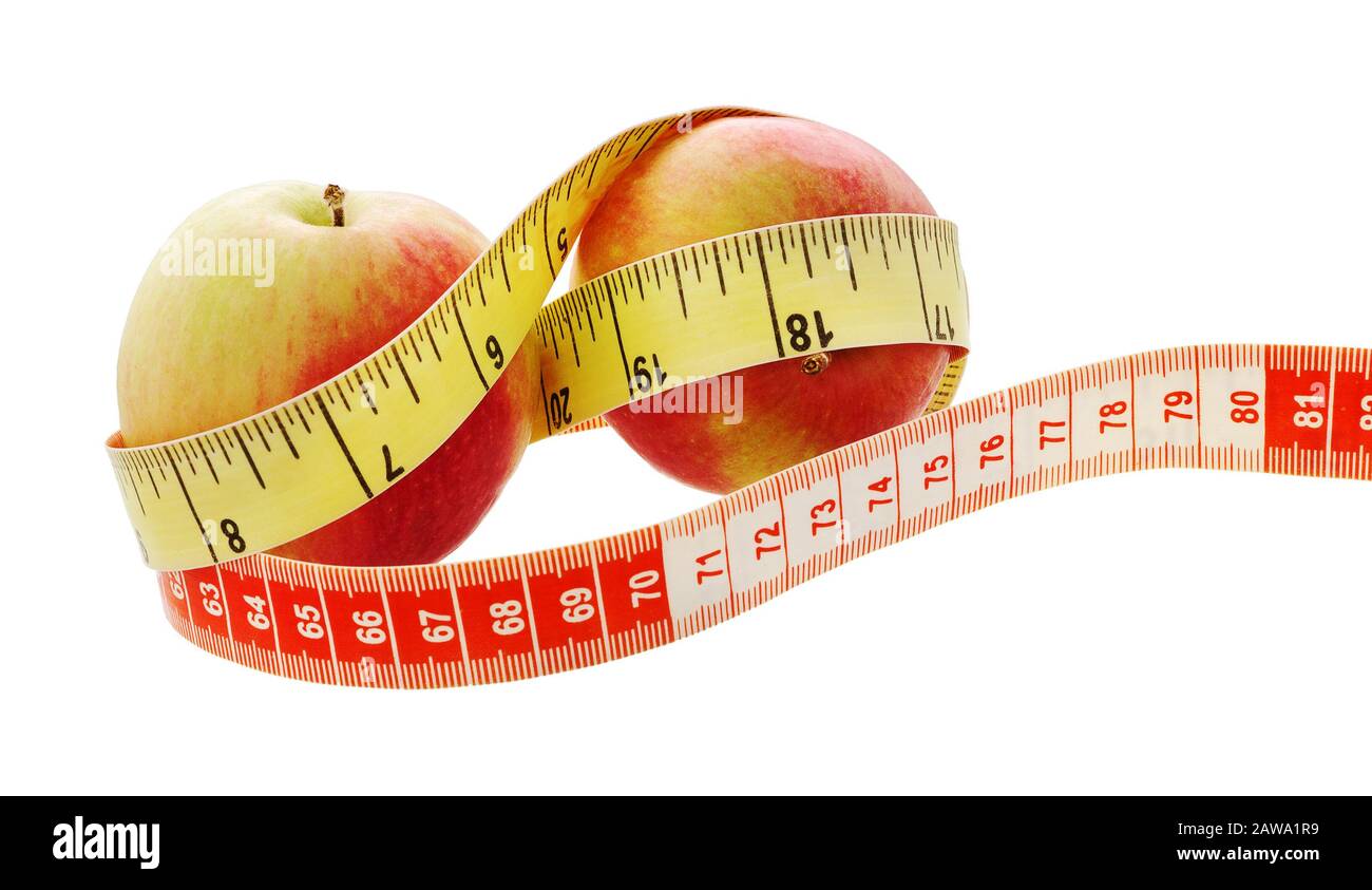 Fitnesskost. Fitnesskonzept apple. Apfel mit Messung isoliert auf Weiß. Stockfoto