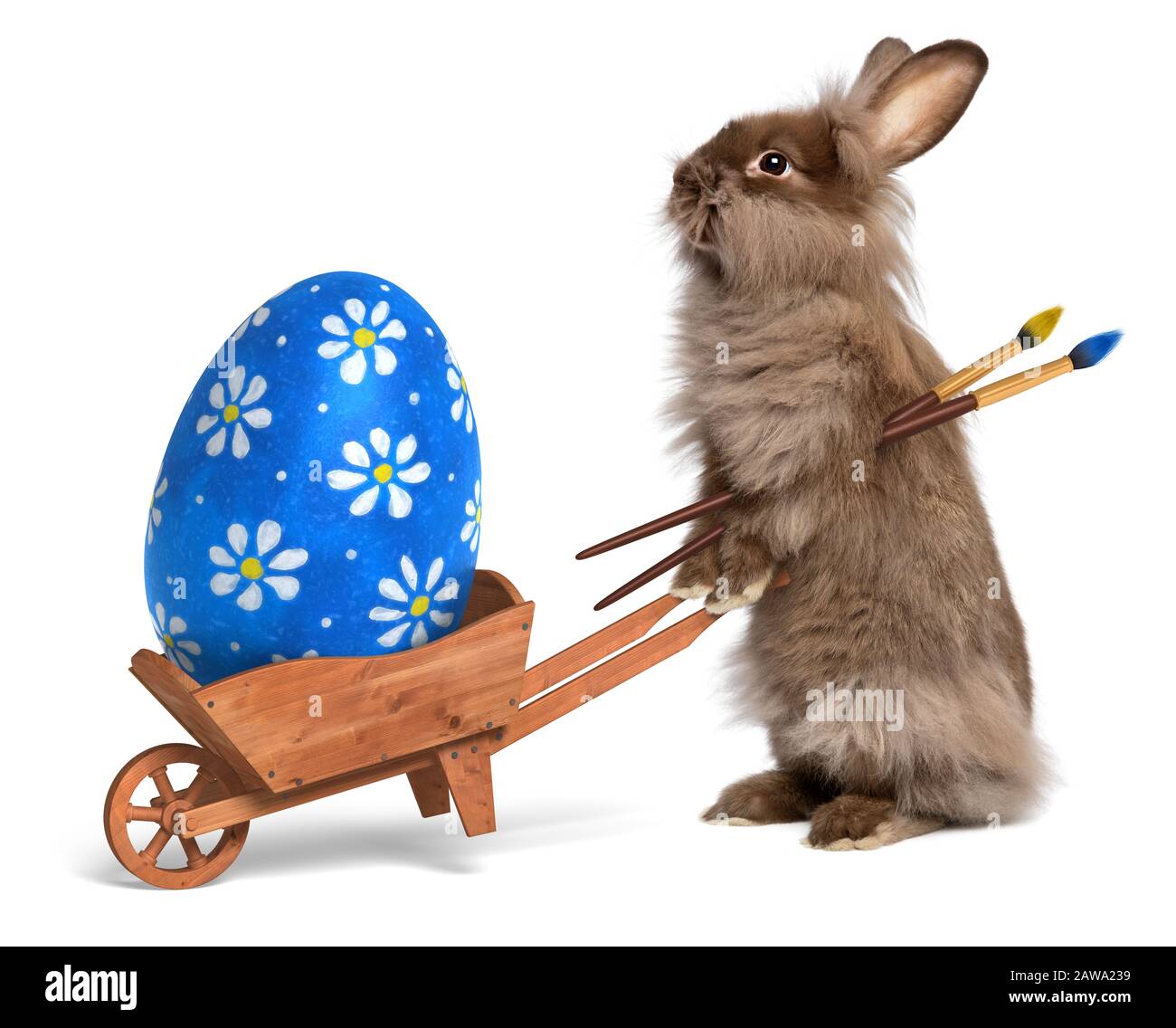 Süßes Osterhase Kaninchen mit einem kleinen Schubkarren und einem blau gestrichenen Osterei, isoliert auf Weiß, CG+Foto Stockfoto