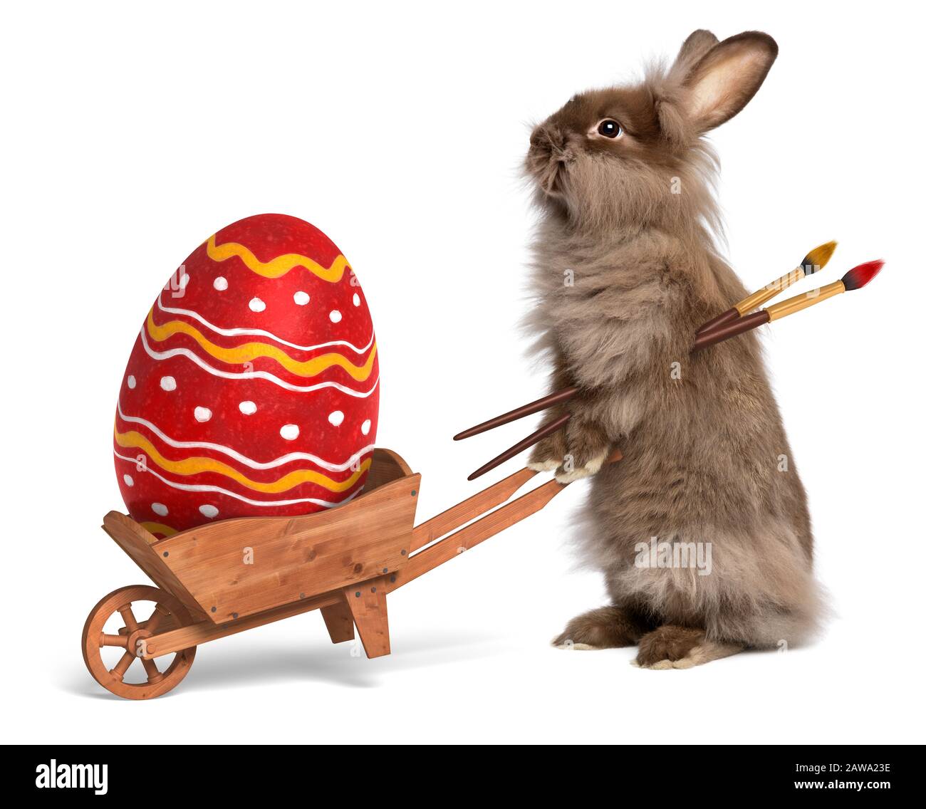 Süßes Osterhase Kaninchen mit einem kleinen Schubkarren und einem rot gestrichenen Osterei, isoliert auf weiß, CG+Foto Stockfoto