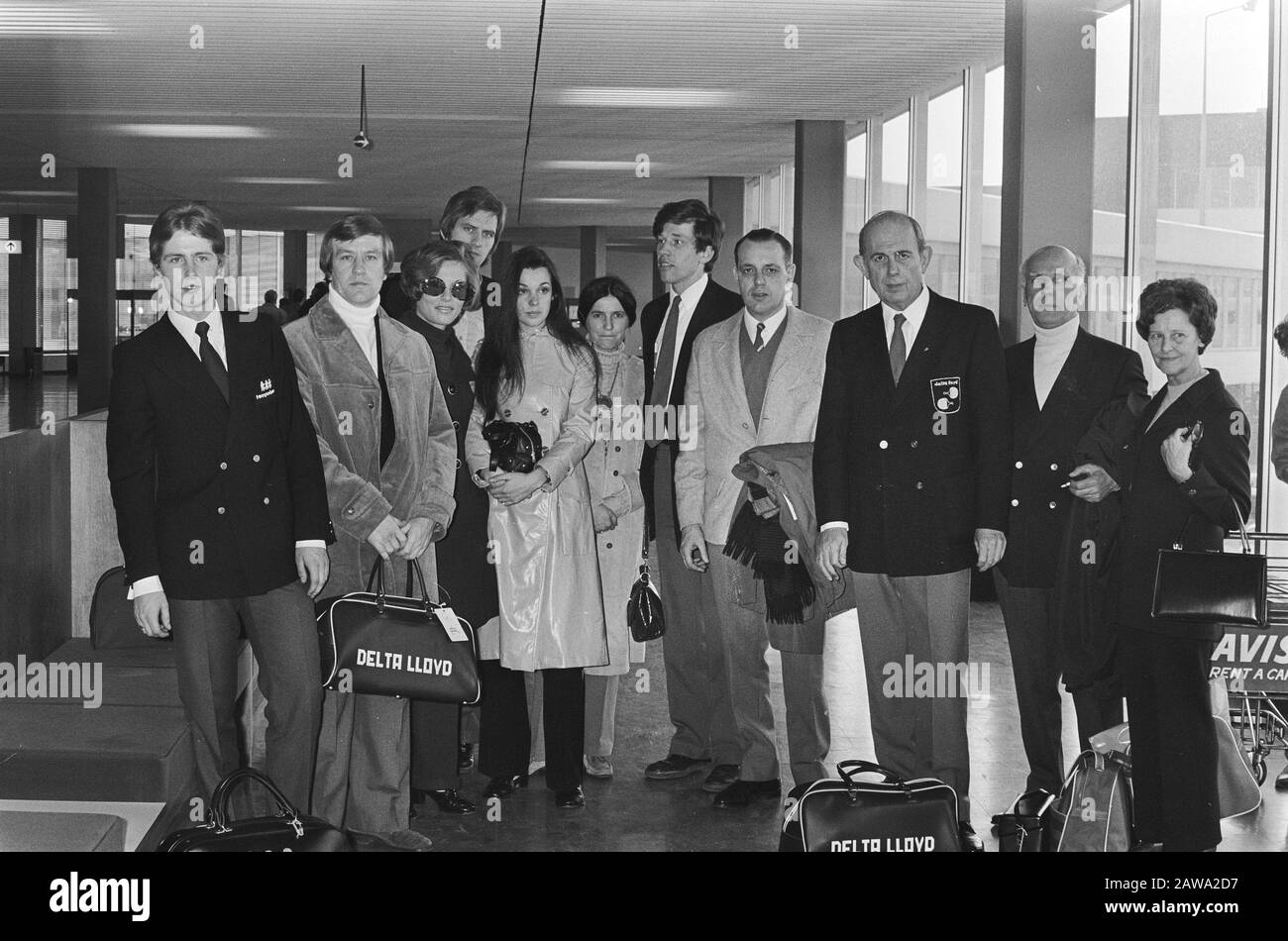 Niederländische Tischtennismannschaft startet von Schiphol nach Tokio, Dritter vom rechten Koch d'équipe J. Presburg Datum: 26. März 1971 Standort: Nordholland, Schiphol Schlüsselwörter: Spieler , Sport, Tisch, Verlassen des Flughafens Personenname: Presburg, J. Stockfoto