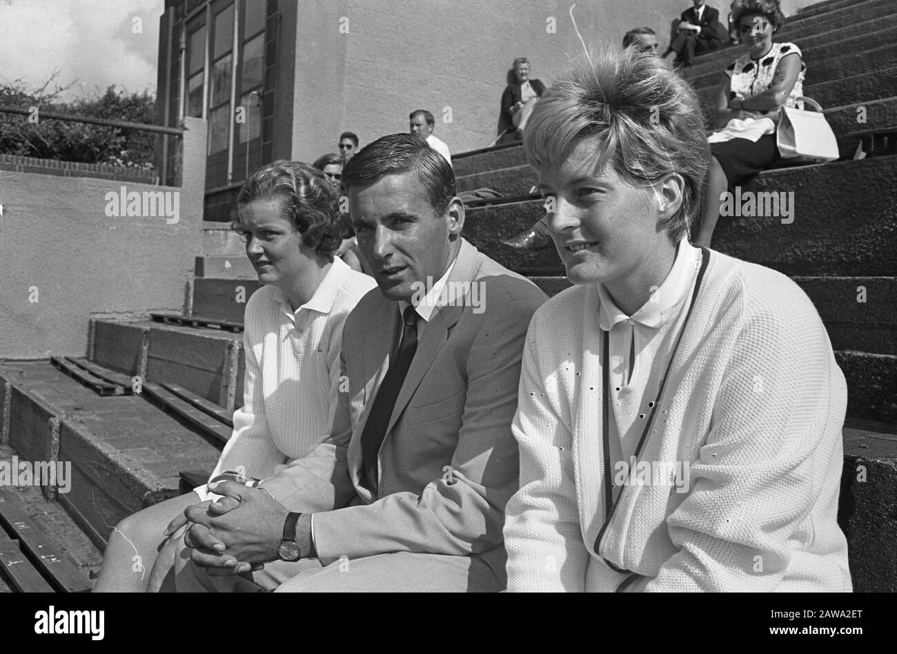 Niederländische Tennisweltmeisterschaften auf Mets Jobs, Betty Stöve (l) und Elly Krocke (r) und Jan Hajer sehen das Schlachteldatum: 9. August 1965 Schlagwörter: Öffentliche Tennisweltmeisterschaften, steht Personenname: Hajer, Jan, Krocke, Elly, Stöve Betty Institutionename: Mets Jobs Stockfoto