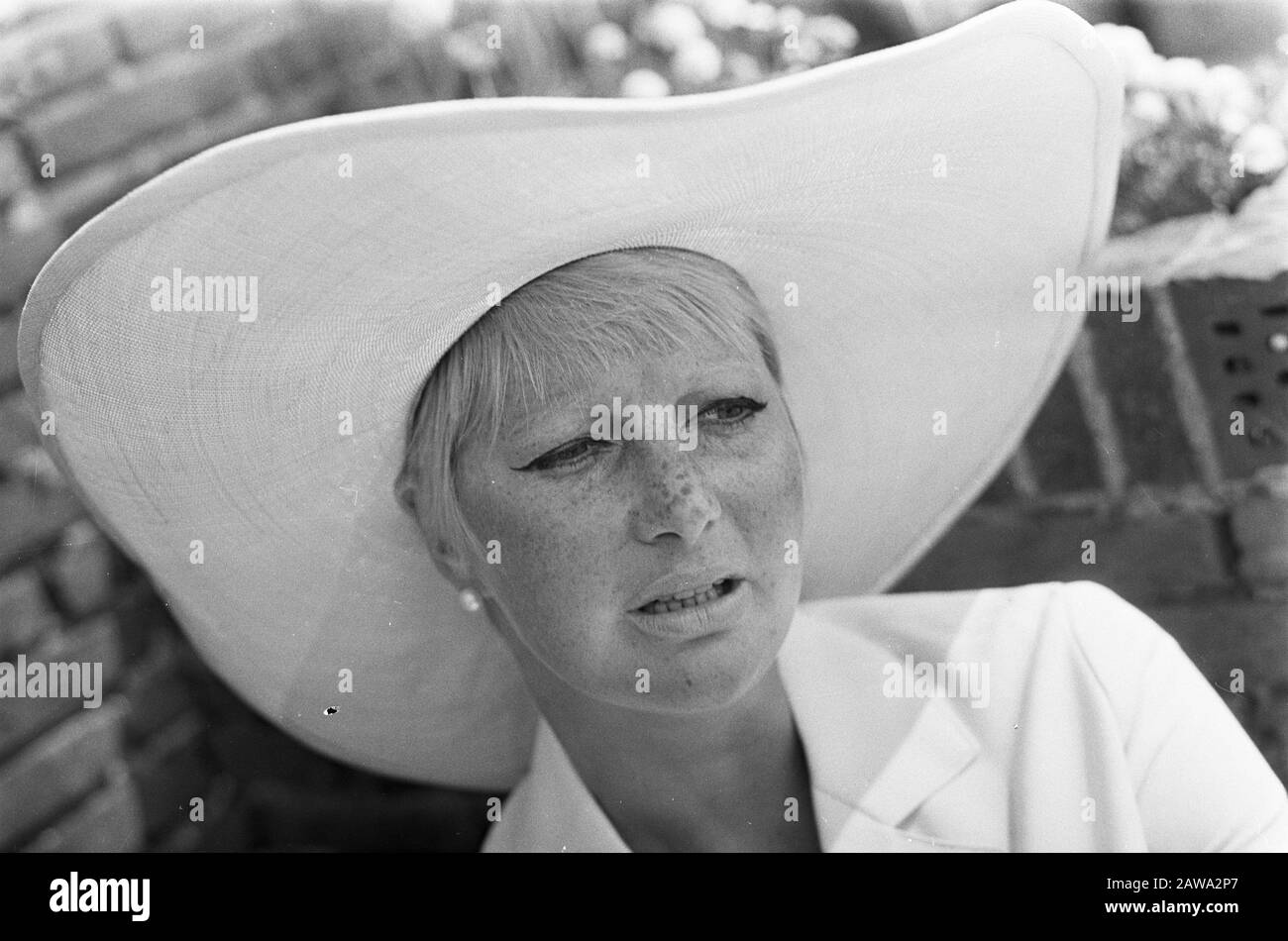 Neue LP Adele Bloemendaal. Adele Datum: 17. Juli 1967 Ort: Loosdrecht Schlüsselwörter: Comedians, Schallplatten, Porträts Personenname: Bloemendaal, Adèle Stockfoto