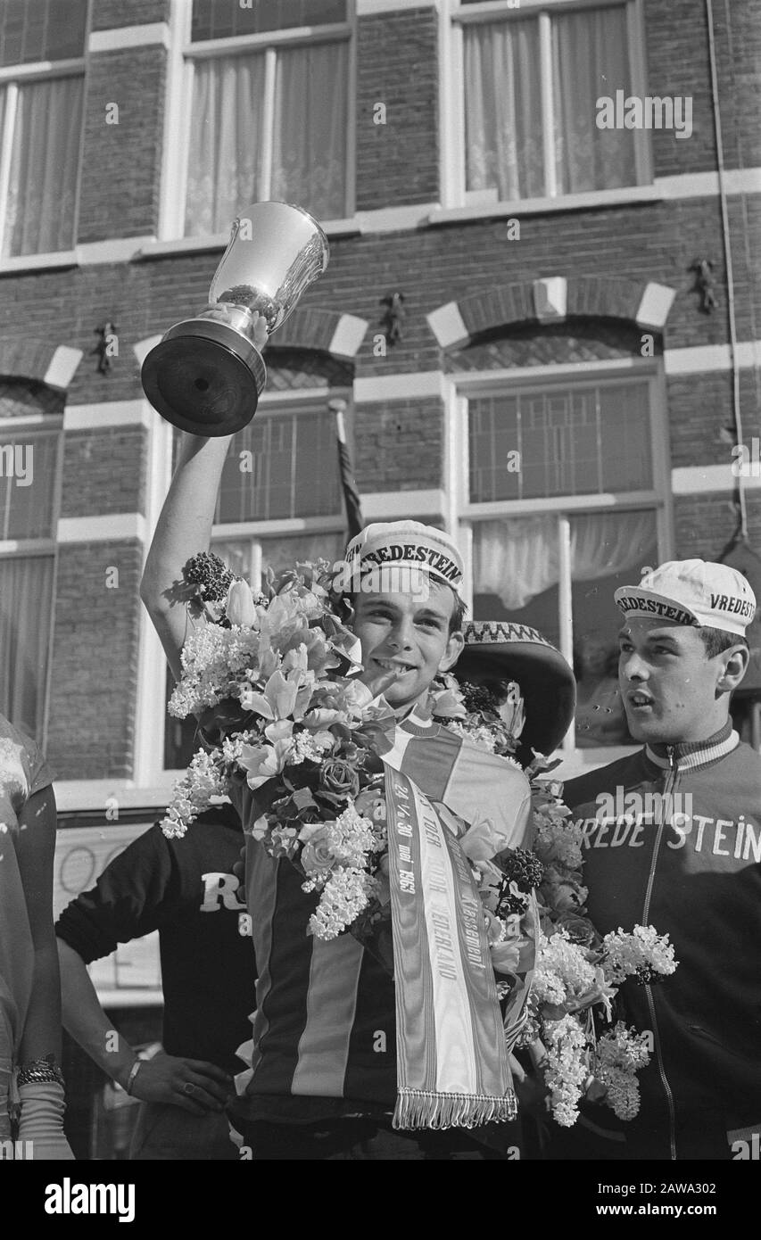 Olympia Tour die letzte Etappe, der Gewinner der Runde, Trocknet der Belgier Jos seine Preise für Swindenstraat Amsterdam Datum: 30. Mai 1963 Ort: Amsterdam , Noord-Holland Schlüsselwörter: Sport, Radsport Personenname: Dries Jos Stockfoto