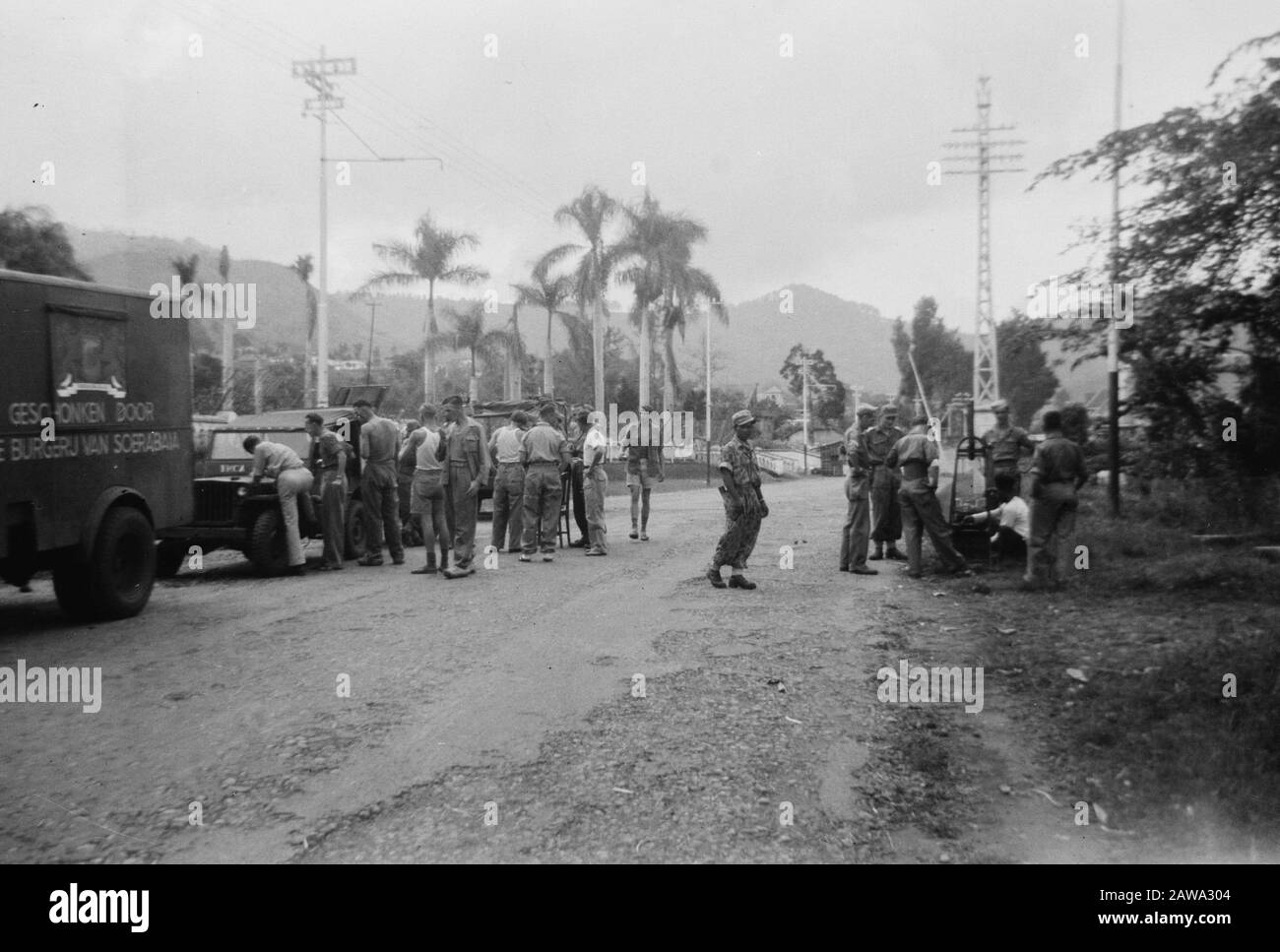 Oliebollen-Kampagne Malang Jahr 1949 [Oliebollen-König Peter Oldhof bringt Jahresdonuts um die Militaren an der Front bei Kepandjen und Wlinggi, eine Kampagne, die von den Bürgern Malang ermöglicht wurde] [sehen Sie sich die Prozession an, einschließlich des Kantinenwagens, der von den Bürgern von Surabaya gespendet wurde] Anmerkung: Ein Artikel darüber erschien im Bulletin of the Morning Free Press am 4-1-1949 Datum: 1. Januar 1949 Standort: Indonesien, Niederländisch-Indien Stockfoto