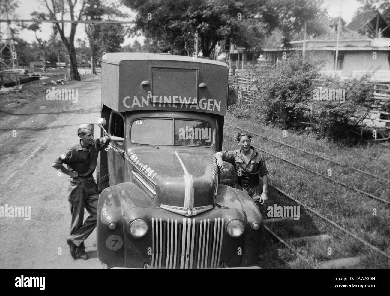 Oliebollen-Kampagne Malang Jahr 1949 [Oliebollen-König Peter Oldhof bringt Jahresdonuts um die Militaren an der Front bei Kepandjen und Wlinggi, eine Kampagne, die von den Bürgern von Malang ermöglicht wird] [Chuckwagon gespendet von den Bürgern von Surabaya] Anmerkung: Ein Artikel dazu erschien im Morgenbulletins der Freien Presse vom 4-1-1949. Huls 1412 Datum: 1. Januar 1949 Ort: Indonesien Niederländisches Ostindien Stockfoto