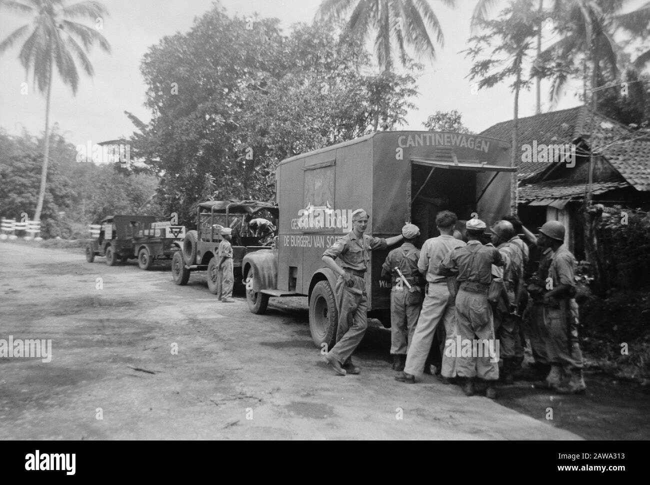 Oliebollen-Kampagne Malang Jahr 1949 [Oliebollen-König Peter Oldhof bringt Jahresdonuts um die Militaren an der Front bei Kepandjen und Wlinggi, eine Kampagne, die von den Bürgern Malang ermöglicht wurde] [sehen Sie sich die Prozession an, einschließlich des Kantinenwagens, der von den Bürgern von Surabaya gespendet wurde] Anmerkung: Ein Artikel darüber erschien im Bulletin of the Morning Free Press am 4-1-1949 Datum: 1. Januar 1949 Standort: Indonesien, Niederländisch-Indien Stockfoto