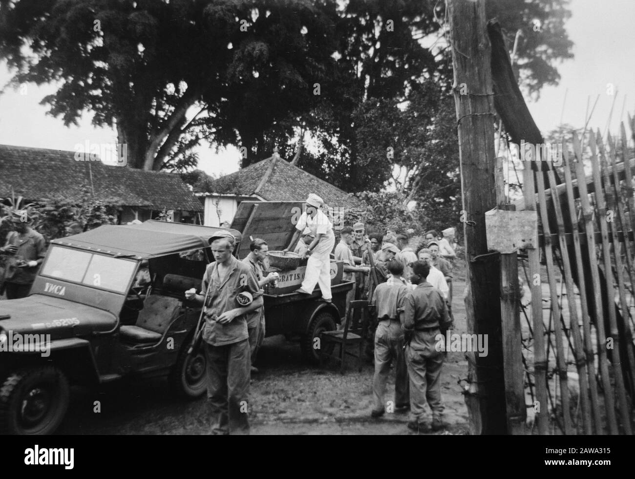 Oliebollen-Kampagne Malang Jahr 1949 [Oliebollen-König Peter Oldhof bringt Jahresdonuts um die Militaren an der Front bei Kepandjen und Wlinggi, eine Kampagne, die von den Bürgern von Malang Annotation ermöglicht wurde: Ein Artikel darüber erschien im Bulletin of the Morning Free Press am 4-1-1949 Datum: Januar 1949 Standort: Indonesien Niederländisches Ostindien Stockfoto