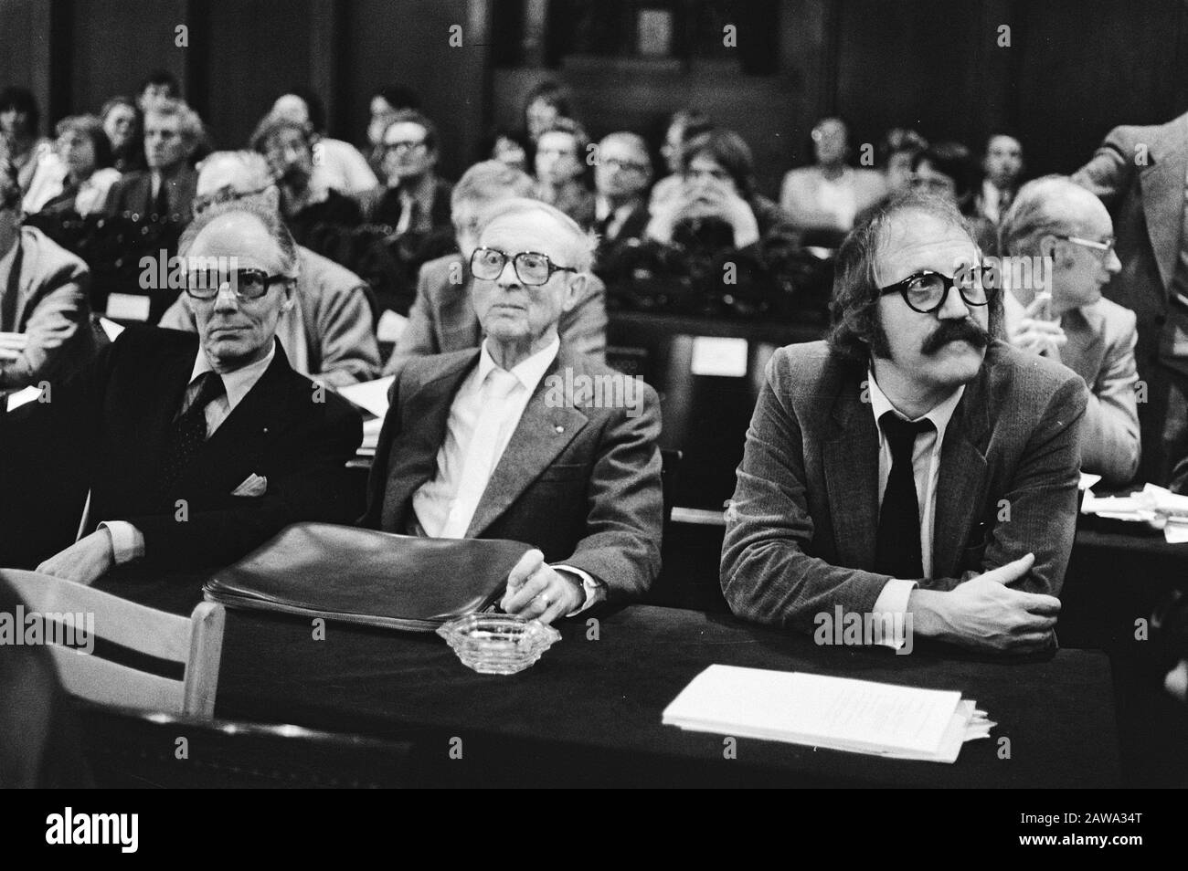 Ratssitzung der Stadt Amsterdam über den Bau des Rathauses/Musiktheaters am Waterloo Unter den Anwesenden v. l.n.r Guus Oster (Direktorplatz und Berater bei der Entwicklung des Musiktheaters), Architekt Gerard holt Music) und Architekt Wilhelm Holzbauer (Rathaus) Datum: 21. November 1979 Standort: Amsterdam, Noord-Holland Schlüsselwörter: Architekten, Direktoren, Räte Personenname: Holt, Gerard, Holzbauer, Wilhelm, Oster, Guus Stockfoto