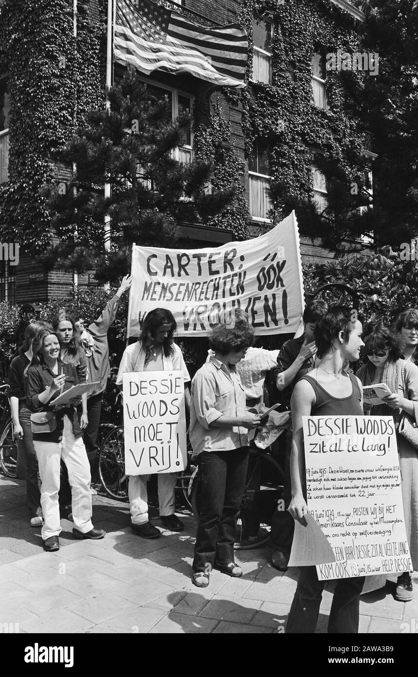 Demonstration vor dem Konsulat der Vereinigten Staaten von Amsterdam gegen die Inhaftierung von Dessie Woods Auf den Bannern einschließlich CARTER-RECHTEN auch für Frauen sollte Dessie Woods frei sein und Dessie Woods ist zu lange am 18. Juni 1979 Ort: Amsterdam, Noord-Holland Schlüsselwörter: Demonstrationen, Konsulate, Menschenrechte, Banner Stockfoto Demonstration vor dem Konsulat der Vereinigten Staaten von Amsterdam gegen die Inhaftierung von Dessie Woods Auf den Bannern einschließlich CARTER-RECHTEN auch für Frauen sollte Dessie Woods frei sein und Dessie Woods ist zu lange am 18. Juni 1979 Ort: Amsterdam, Noord-Holland Schlüsselwörter: Demonstrationen, Konsulate, Menschenrechte, Banner Stockfoto