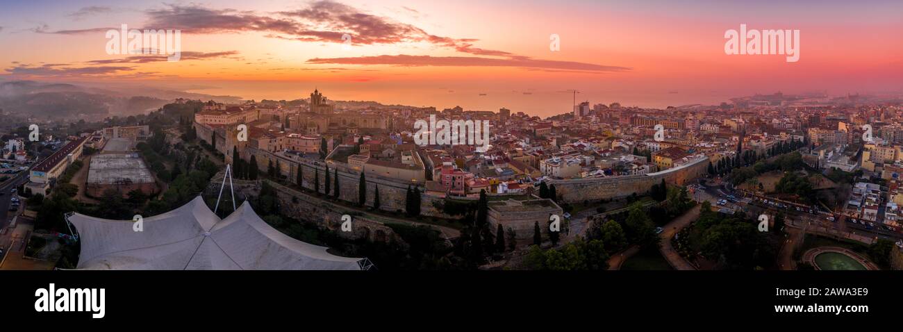 Blick auf Tarragona Spanien während des Sonnenaufgangs mit Blick auf die gotischen Stadtmauern der Kathedrale, Bastionen, römische Mauern und andere historische Gebäude Stockfoto