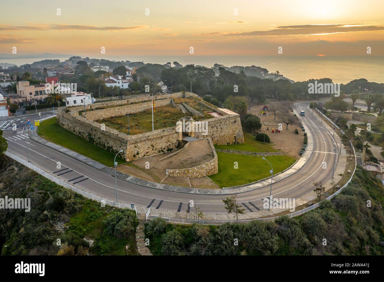 Sonnenaufgang mit Blick auf Forti de Sant Jordi, steinerne Erdbaubefestigung, die Tarragona aus dem Norden entlang des Mittelmeers schützt Stockfoto