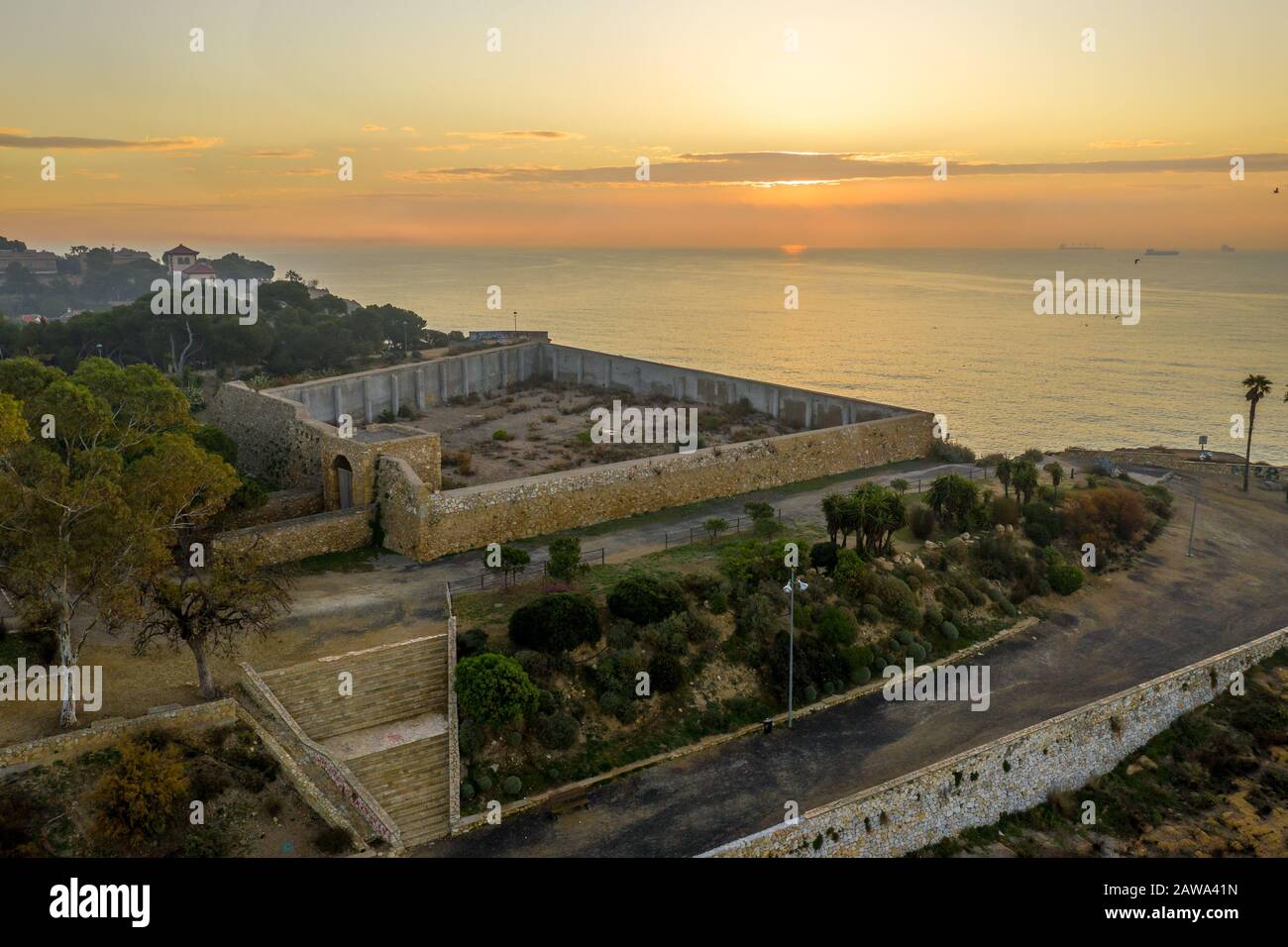 Sonnenaufgang mit Blick auf Forti de la Reina, steinerne Erdbaubefestigung, die Tarragona aus dem Norden entlang des Mittelmeers schützt Stockfoto