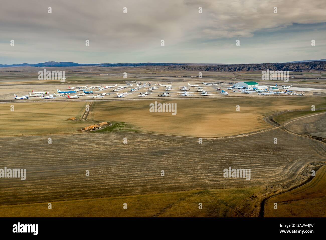 Blick auf den nichtkommerziellen Flughafen Teruel, auf dem Flugzeuge gelagert und zur Renovierung oder Wartung in Spanien geparkt werden Stockfoto