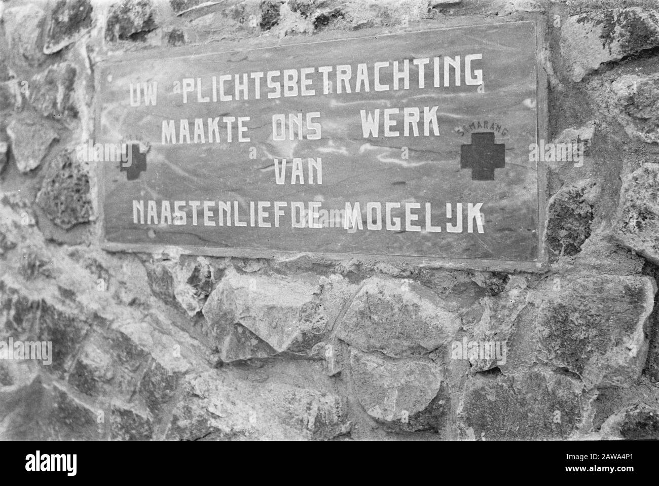 Graveyard T-Brigade Semarang-Plakette Rotes Kreuz Semarang auf dem Friedhof Ihre Pflichtaufgabe machte unsere Arbeit der Wohltätigkeitsorganisation möglich Datum: Juli 1947 Ort: Indonesien , Java, Niederländisch-Ostindien, Semarang Stockfoto