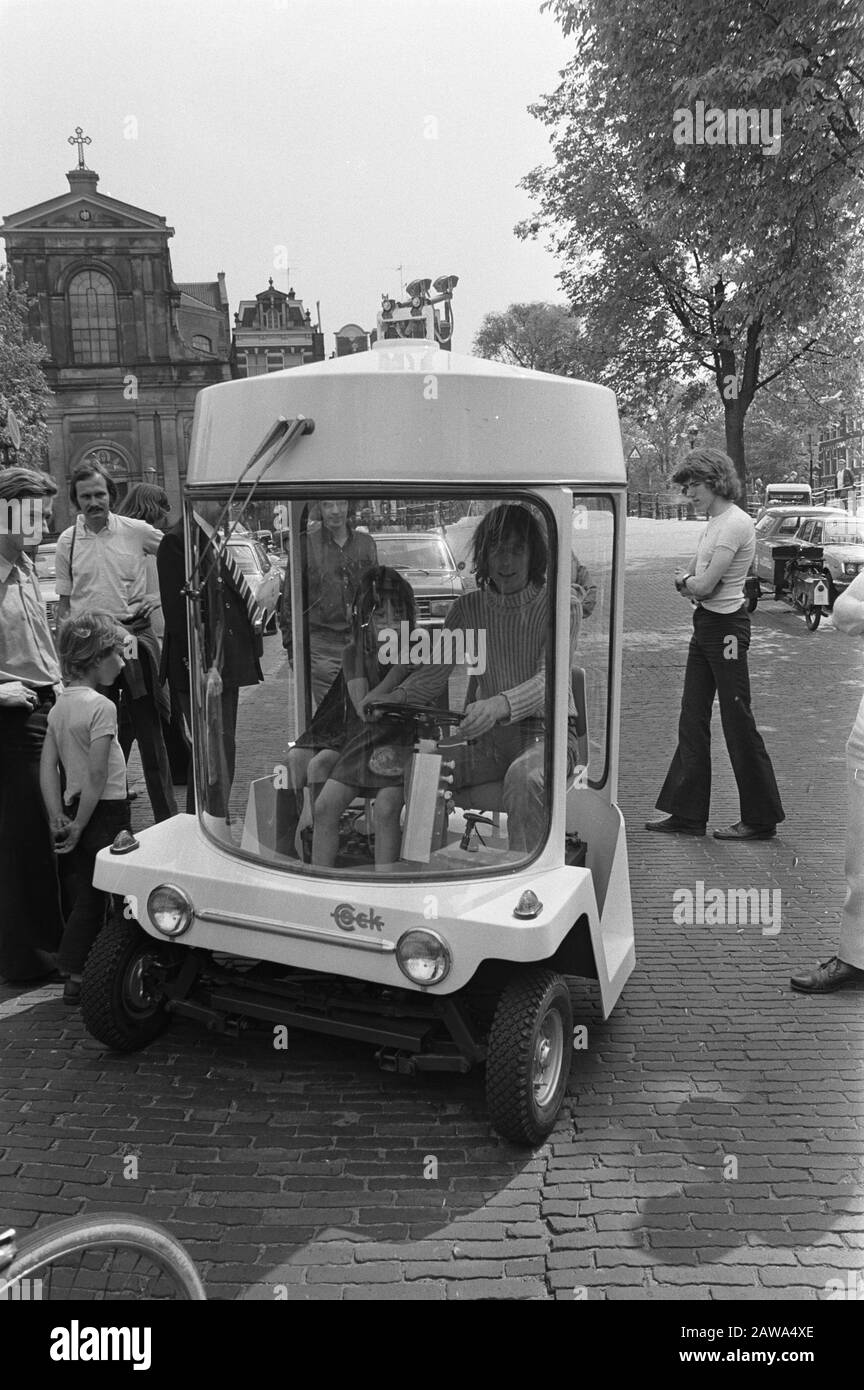 Industriedesigner und Politiker Luud Schimmelpennink der erste Witkar (elektrisch angetriebenes Dreirad, für Abonnenten verfügbar) in Amsterdam Politiker, Verkehr, Industriedesign, Erfindungen Datum: 23. Mai 1972 Standort: Amsterdam, Noord-Holland Schlüsselwörter: Industriedesign, Politiker, Erfindungen, Verkehrsname: Schimmelpennink, Luud Stockfoto