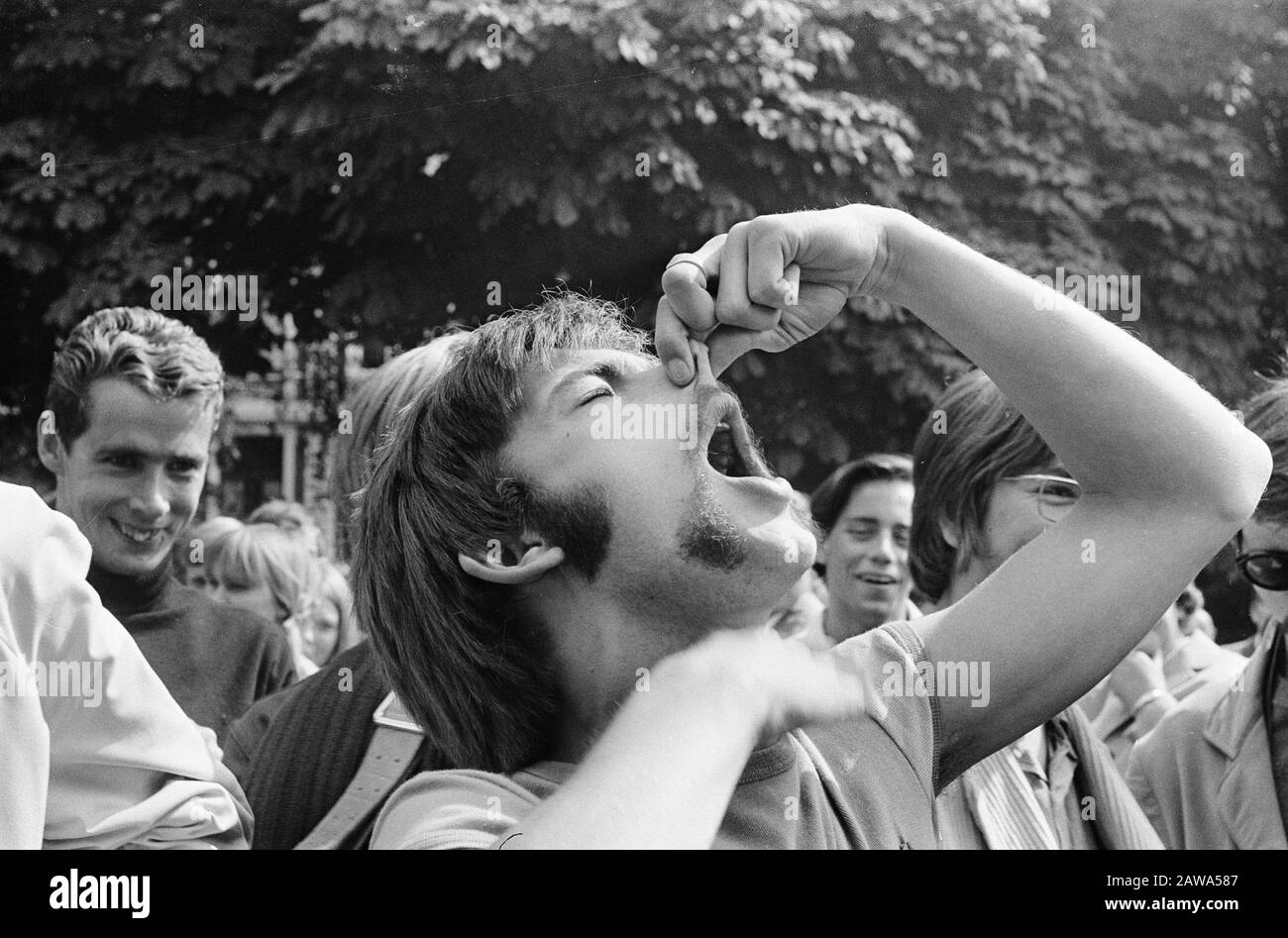 Liebe im Vondelpark Datum: 6. August 1967 Lage: Amsterdam, Noord-Holland, Vondelpark Stockfoto