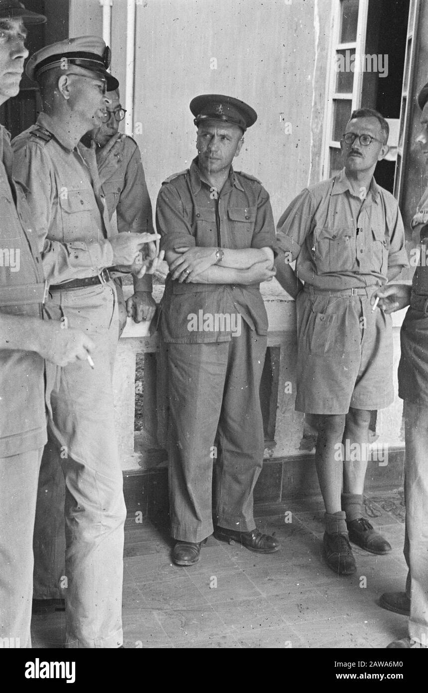 Bei Besuch von Professor Romme in Medan Lieutenant-Oberst J. F. Borghouts wenden Sie sich an die Reisegruppe Annotation: Linker Regierungsberater für Politische Angelegenheiten J. van der Velde. Außer Borghouts G. Pastor Datum: Februar 1947 Ort: Indonesien, Medan, Niederländisch-Ostindien, Sumatra Stockfoto