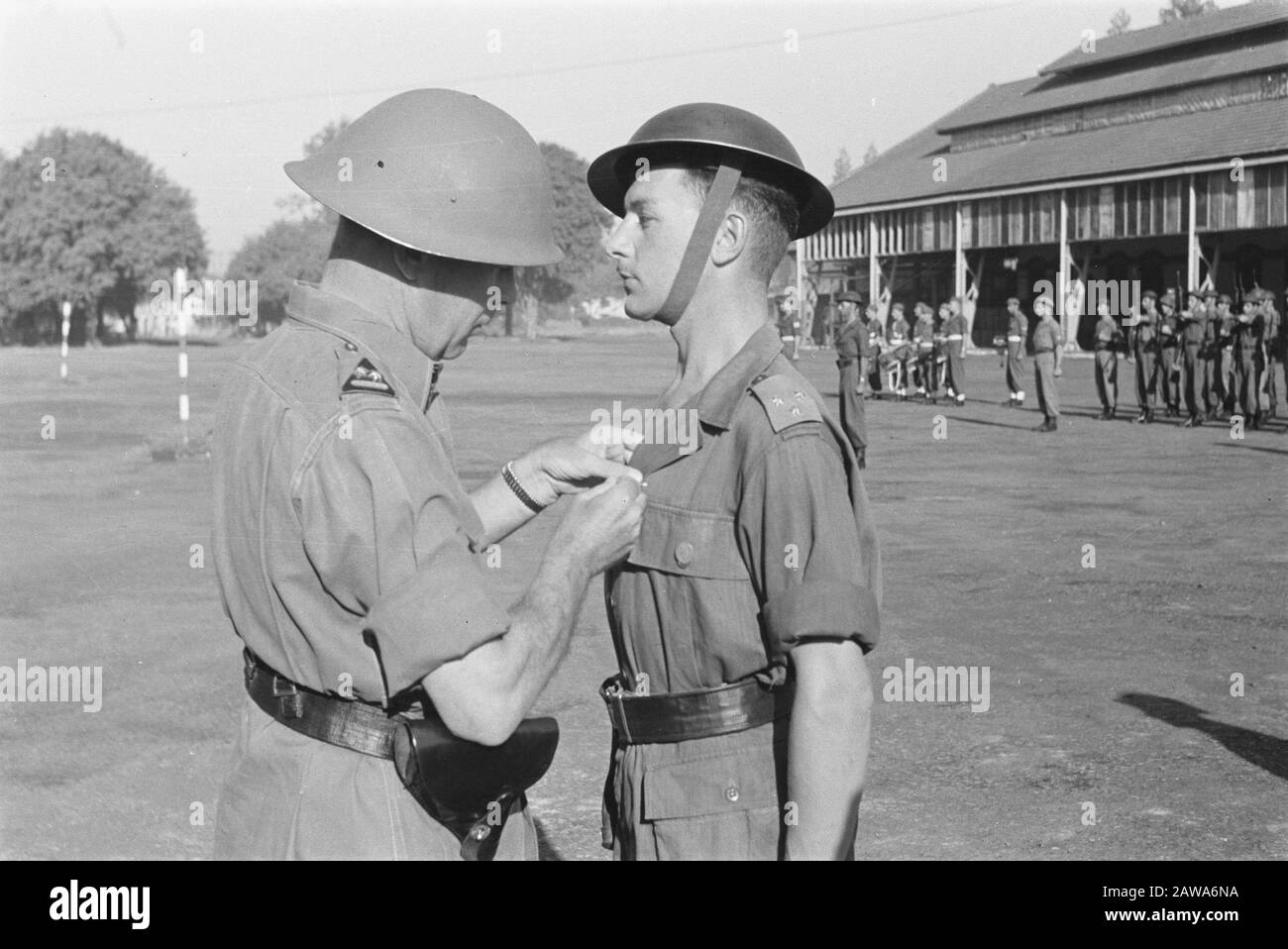 Verleihung des Bronze-Löwen an Kapitän Marijs Oberstleutnant Pinning die Medaille an Kapitän Samir Datum: Juli 1947 Ort: Indonesien Niederländische Ostindien: Unbekannt / DLC Urheberrechtsinhaber: Nationalarchiv Materialtyp: Negative (schwarz/weiß) Archivinventarnummer: Siehe Zugang 2.24.04.03 Stockfoto