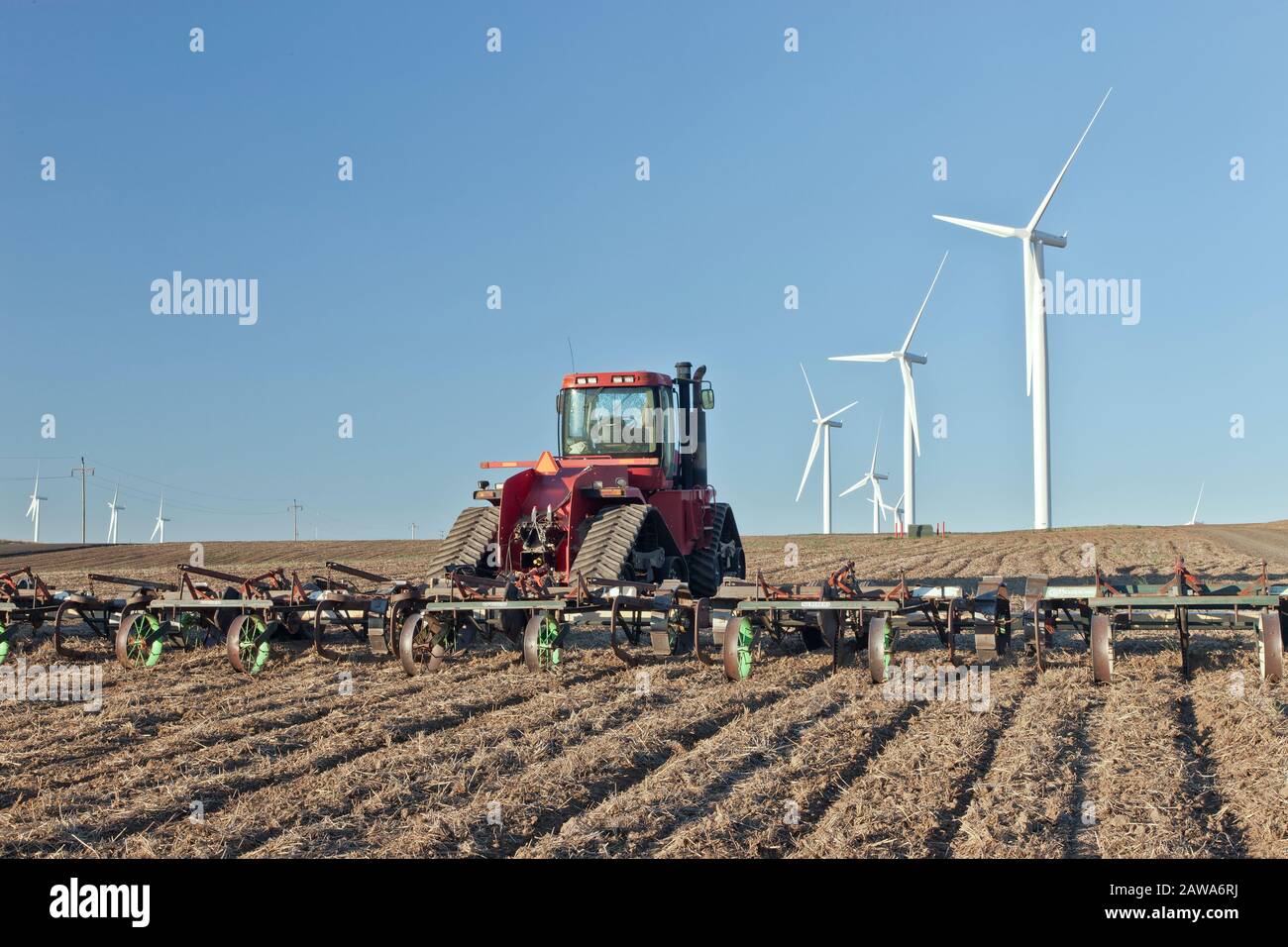 Case IH International Tractor Dragging Harrow, Fallweizenfeld, Windpark, Morning Light, Oregon. Stockfoto