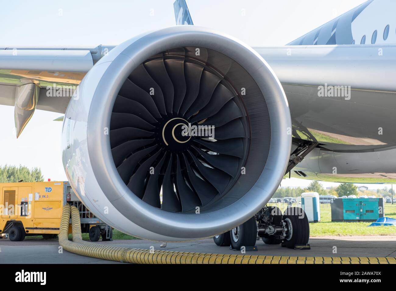 August 2019. Zhukovsky, Russland. Flugmotor Rolls-Royce Trent XWB Langstreckenflugzeug mit zweimotorigen Passagierflugzeugen und großem Aufbau Airbus A350-900 XWB Airb Stockfoto