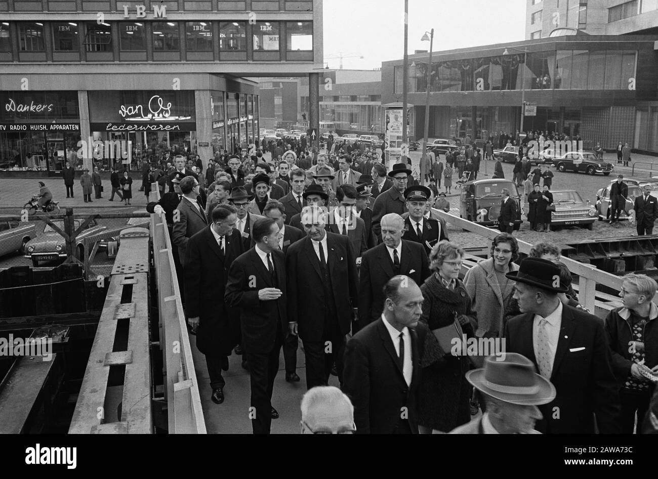 Lyndon B. Johnson in Rotterdam. Der Vizepräsident auf dem Weg zum Rathaus Datum: 5. November 1963 Standort: Rotterdam, South Holland Schlüsselwörter: Vizepräsidenten, Stadthäuser Stockfoto