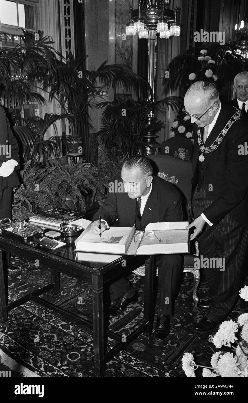 Lyndon B. Johnson in Rotterdam. Der präsident legte sein Unterschrift Gästebuch rechts Bürgermeister GE van Walsum Datum: 5. November 1963 Ort: Rotterdam, South Holland Schlüsselwörter: Gästebücher, Autogramme, Präsidenten Stockfoto