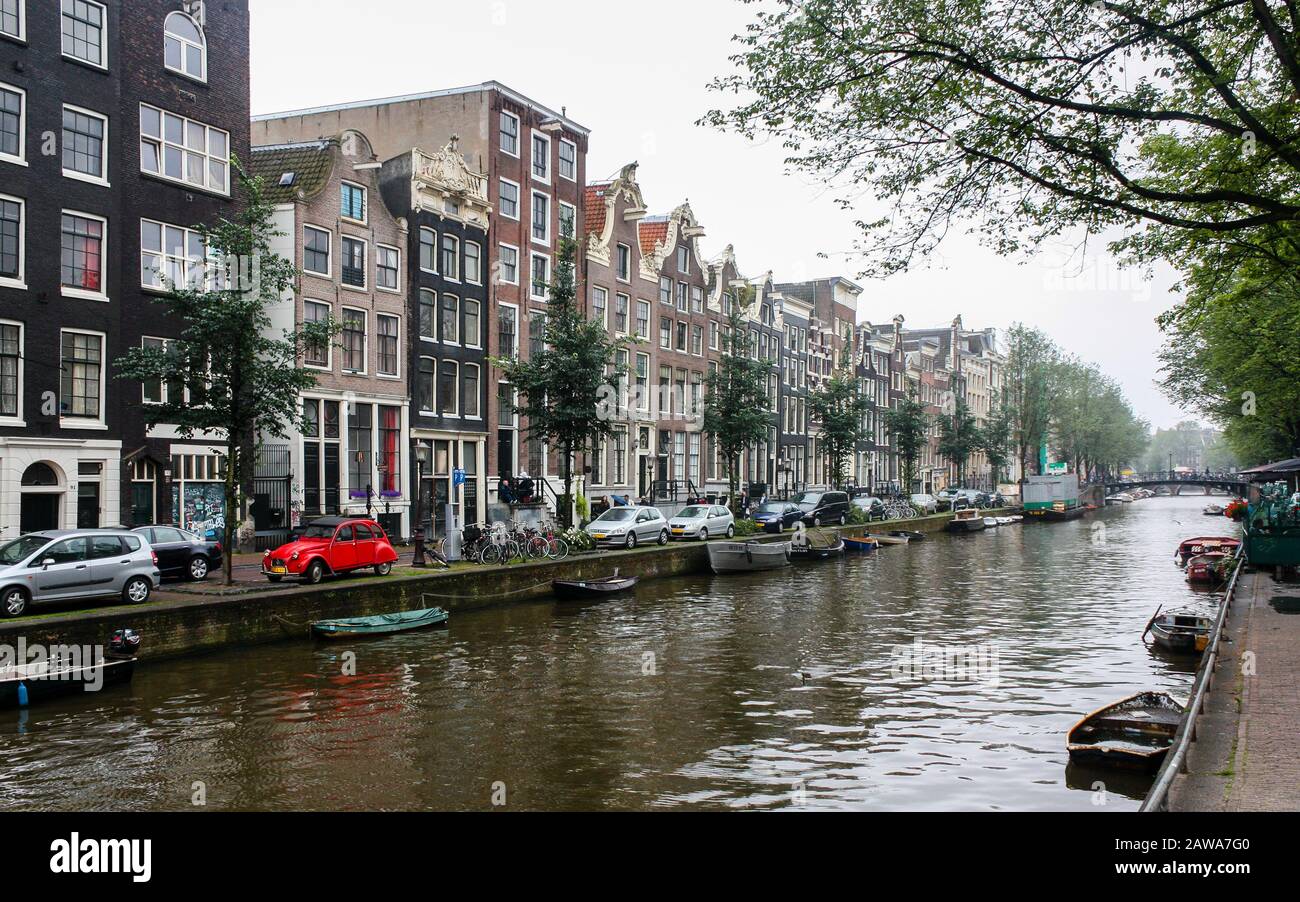 Das Kanalsystem in Amsterdam ist ein so einzigartiges Merkmal der Stadt Stockfoto
