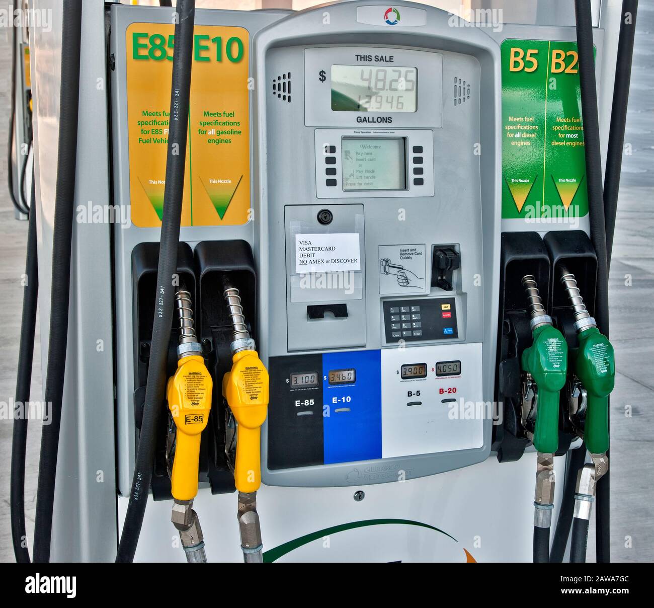 Kraftstoffpumpen, Tankstelle, E-85-Mischung aus 85 % Bioethenol und 15 % bleifreiem Benzin können in allen mit FlexFuel gekennzeichneten Fahrzeugen verwendet werden. Stockfoto
