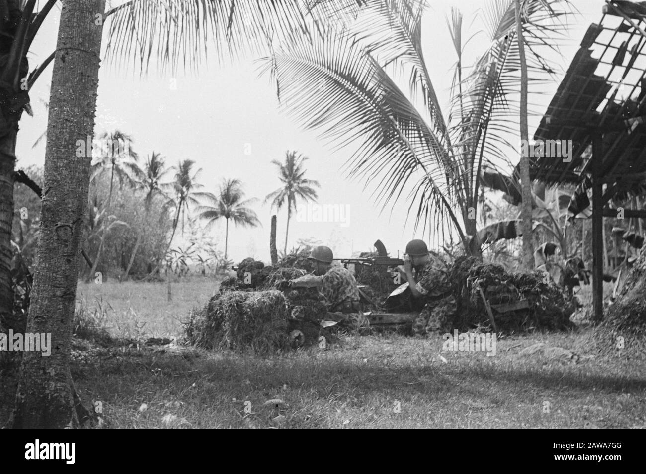 Bandung Machine Gunner in Aktion in einem verborgenen Arrangement Datum: 1946 Ort: Bandung, Indonesien, Niederländisch-Ostindien Stockfoto