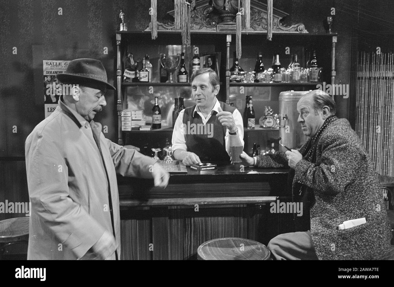 Dreharbeiten zu TV-Serien Der Zorn Maigrets (Jan Teulingslaan) ist beschäftigt, steht an der Bar eines Nachtclubs Datum: 19. September 1968 Schlagwörter: Schauspieler, Gruppenporträts, TV-Aufnahmen Personenname: Teulings, Jan Stockfoto