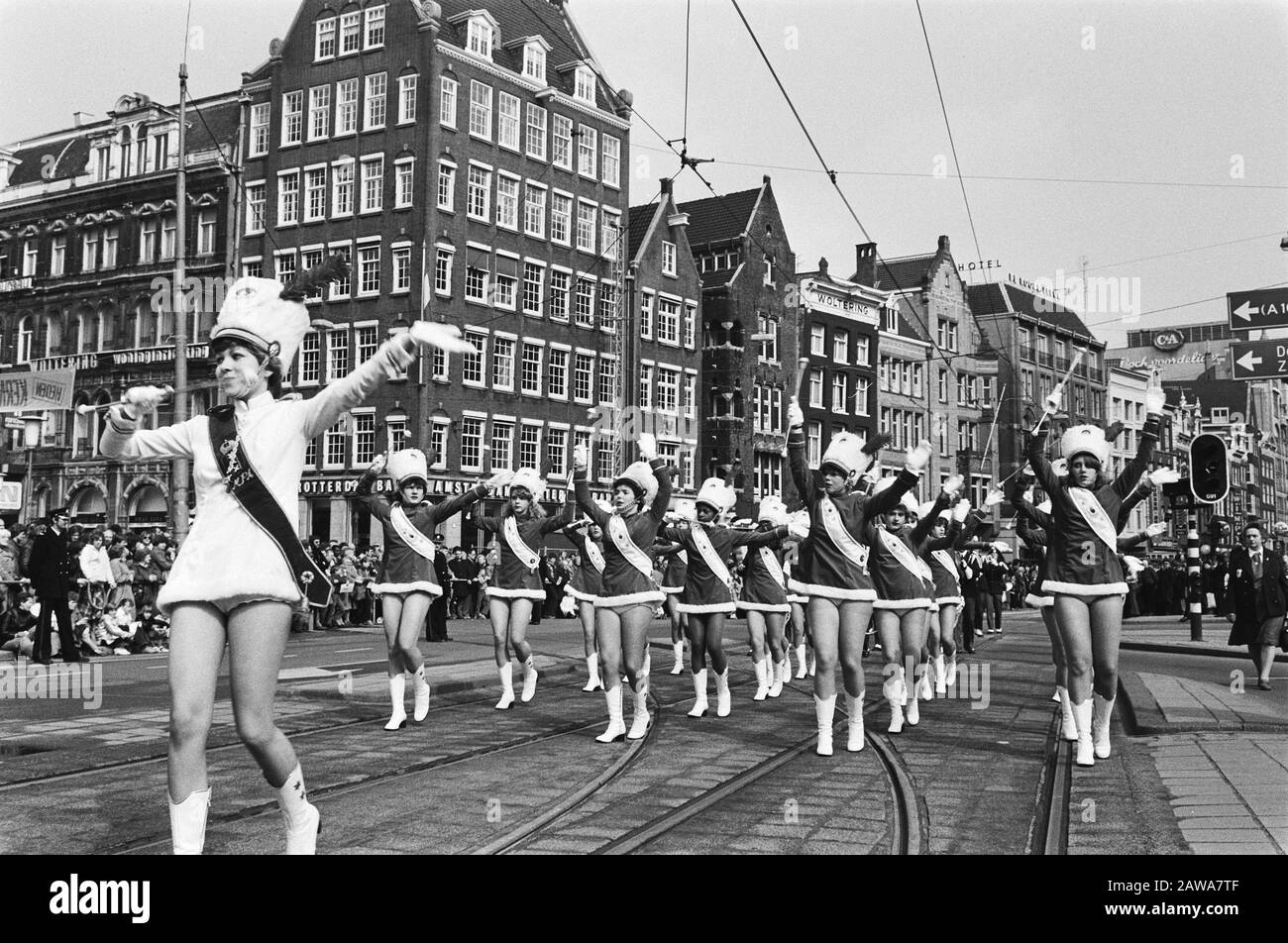 Damparade am Dam Platz in Amsterdam Majorette Corps am Dam Datum: 7. April 1979 Ort: Amsterdam, Noord-Holland Schlüsselwörter: Majoretten, Stadt Stockfoto