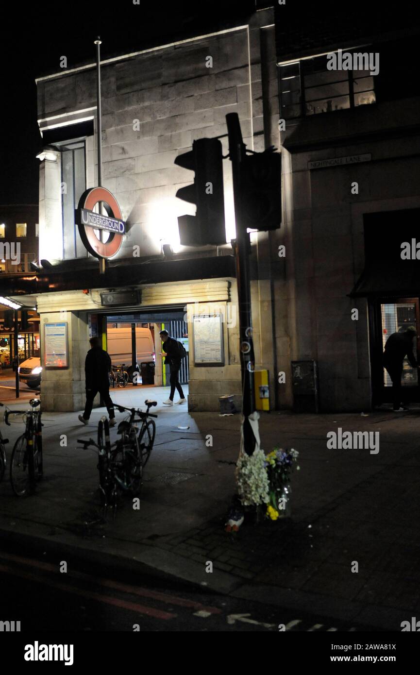 London, Großbritannien. Februar 2020. Blumen am Pfosten für Malcolm Mide-Madariola erstochen am 2. November 2018. Südstation nach dem Erstechen geöffnet. Kredit: Johnny ARMSTEAD/Alamy Live News Stockfoto