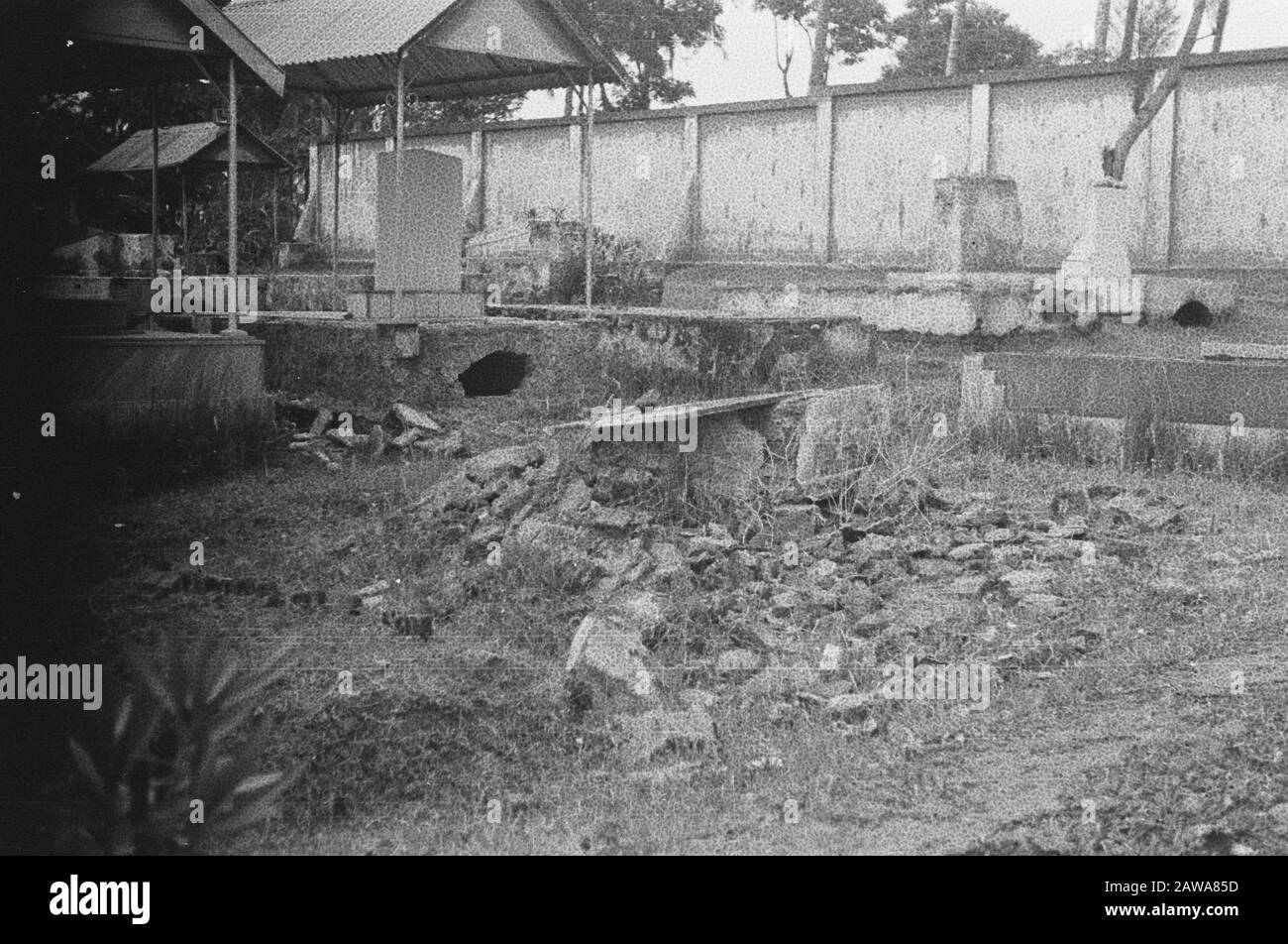 Medan Malang Linggadjati Malang. Der europäische Friedhof Lawang wurde von der TNI verletzt. Noch mehr als die zahllosen anderen sinnlosen Zerstörungen gibt dieser Schändung den Beweis der entwurzelten Mentalität, die diese Freiheitskämpfer inspiriert Datum: August 1948 Ort: Indonesien, Java, Malang, Niederländische Ostindien Stockfoto