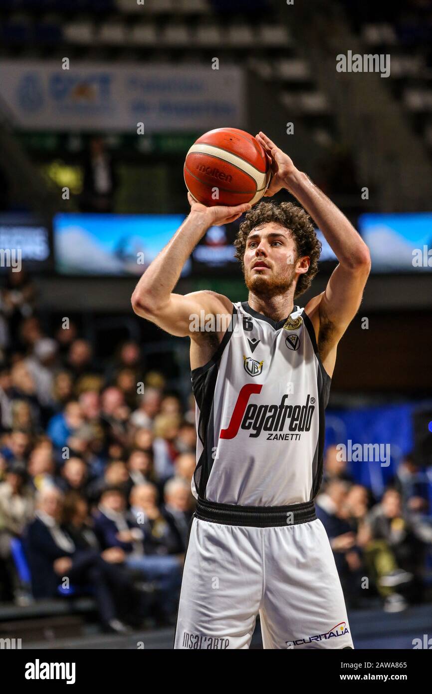 Alessandro Pajola (segafredo Virtus bologna) auf der Aufnahme während Segafredo Virtus Bologna vs. San Lorenzo de Almagro, FIBA Intercontinental Cup in Tenera (Spanien), Italien, 7. Februar 2020 Stockfoto