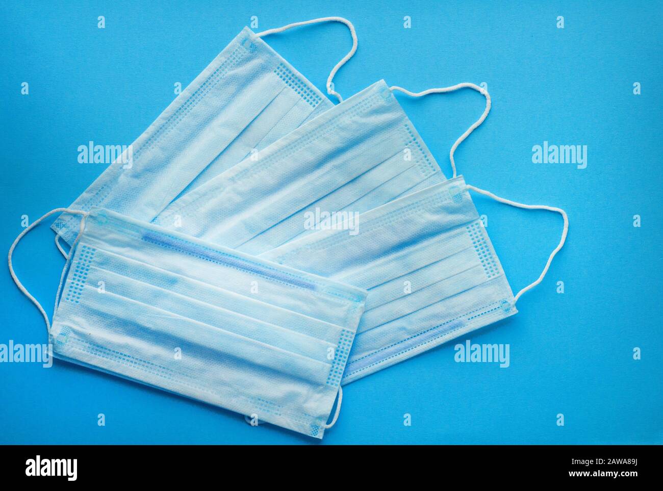 Chirurgische Schutzmasken auf blauem Hintergrund. Blaue medizinische Masken zum Schutz vor Grippe, Coronavirus und anderen Viren. Stockfoto