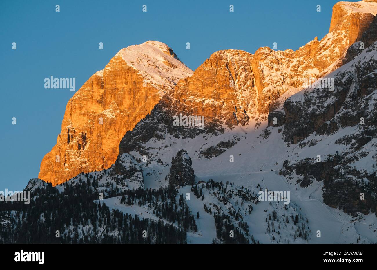 Tofana di Rozes oder Tofana i Peak in Cortina d'Ampezzo im Winter at Dawn, Schnee Bei Sonnenaufgang mit Morgenlicht und Skipisten Stockfoto