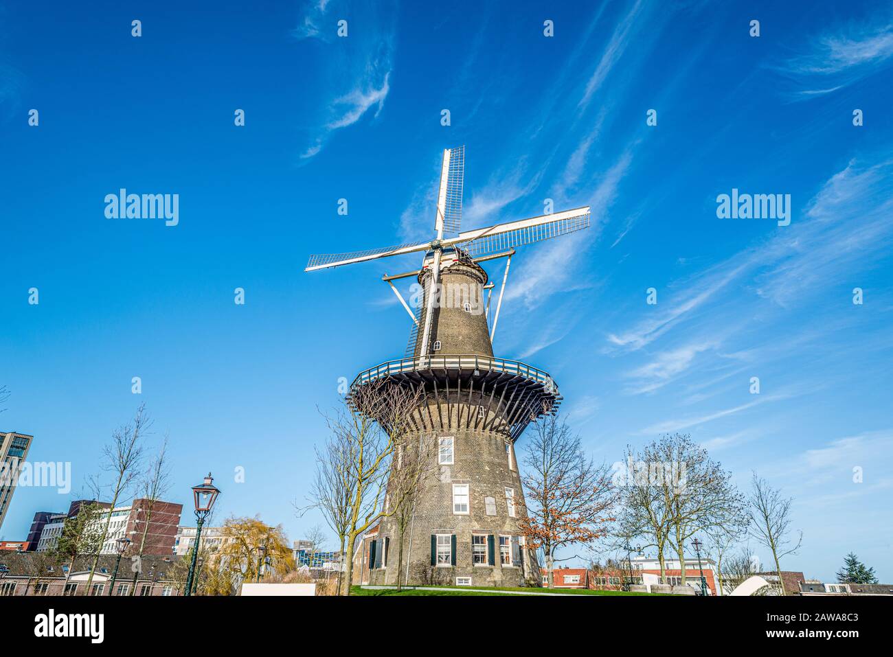 Alte holländerwindmühle gegen blauen Himmel Stockfoto