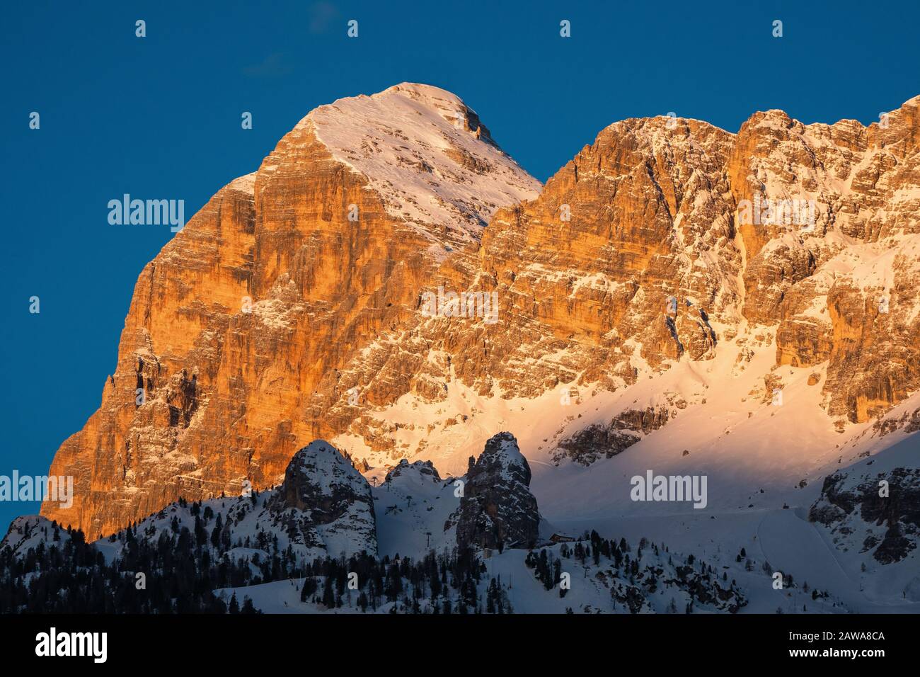Tofana di Rozes oder Tofana i Peak in Cortina d'Ampezzo im Winter at Dawn, Schnee Bei Sonnenaufgang mit Morgenlicht Stockfoto