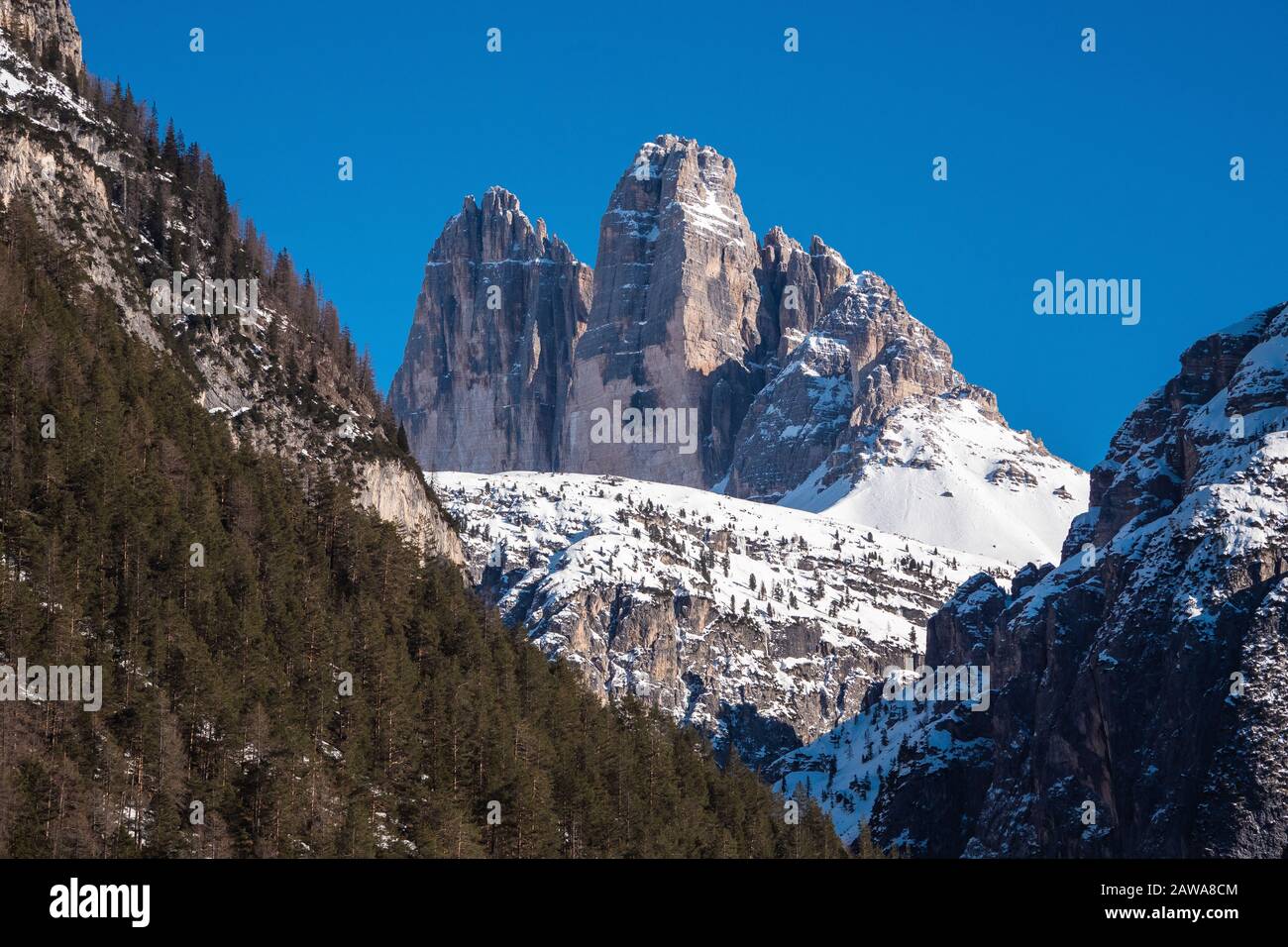 Tre Cime di Lavaredo im Winter, Bedeckt mit Schnee, auch drei Zinnen genannt, Drei Gipfel in den Sextener Alpen Stockfoto
