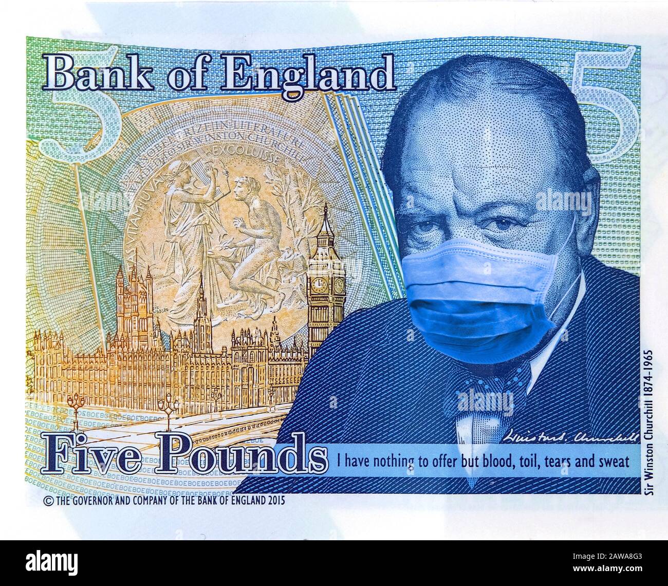 Coronavirus-Ausbruch in Großbritannien. Quarantänekonzept: 5-Pfund-Banknote mit Gesichtsmaske. Von Corona-Viren betroffene Wirtschaft und Finanzmärkte. Stockfoto