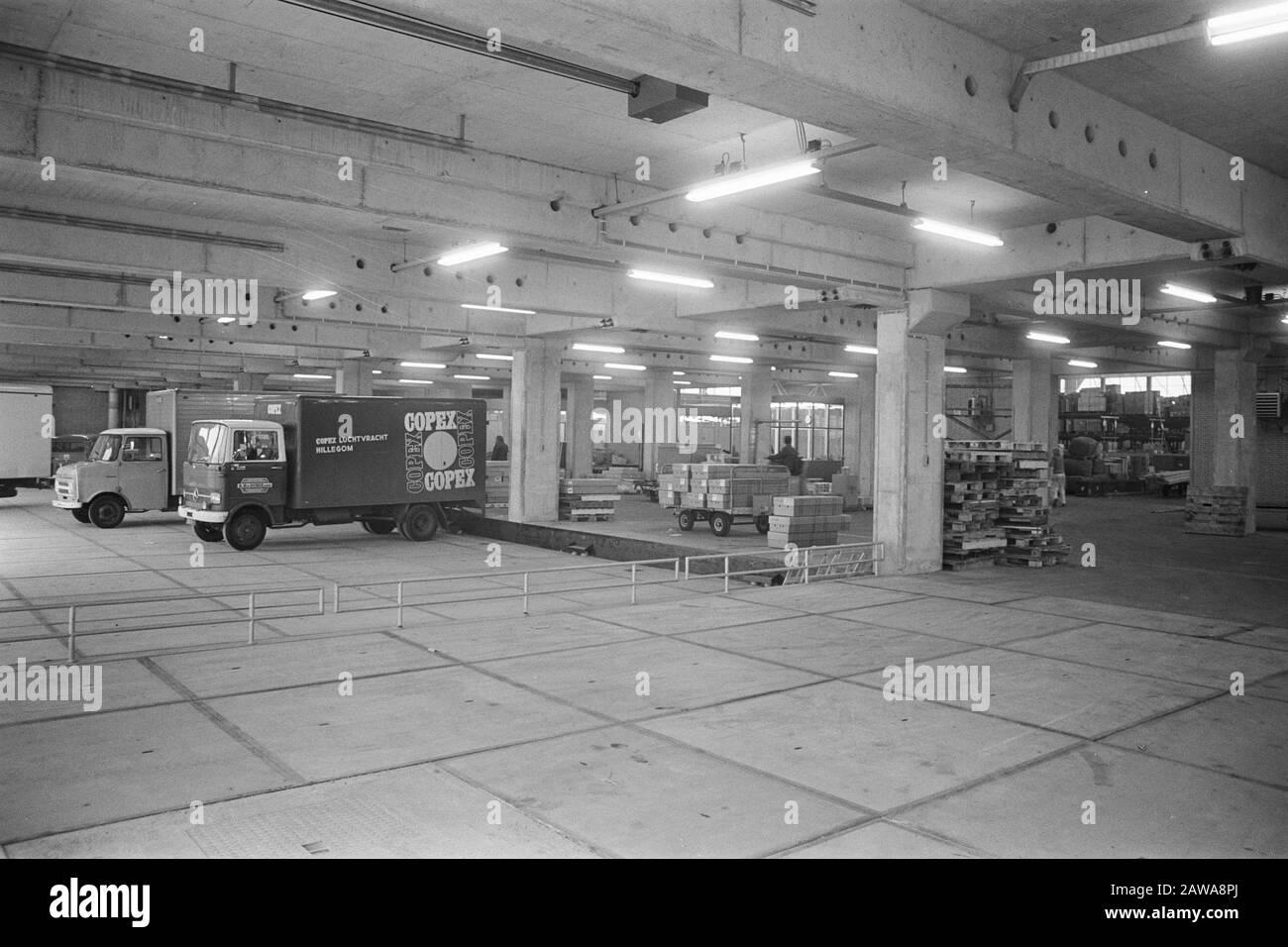 Mann mit Anzug für Frachtgebäude Schiphol Command Euro Publicity Datum: 2. November 1972 Standort: Nordholland, Schiphol Stockfoto