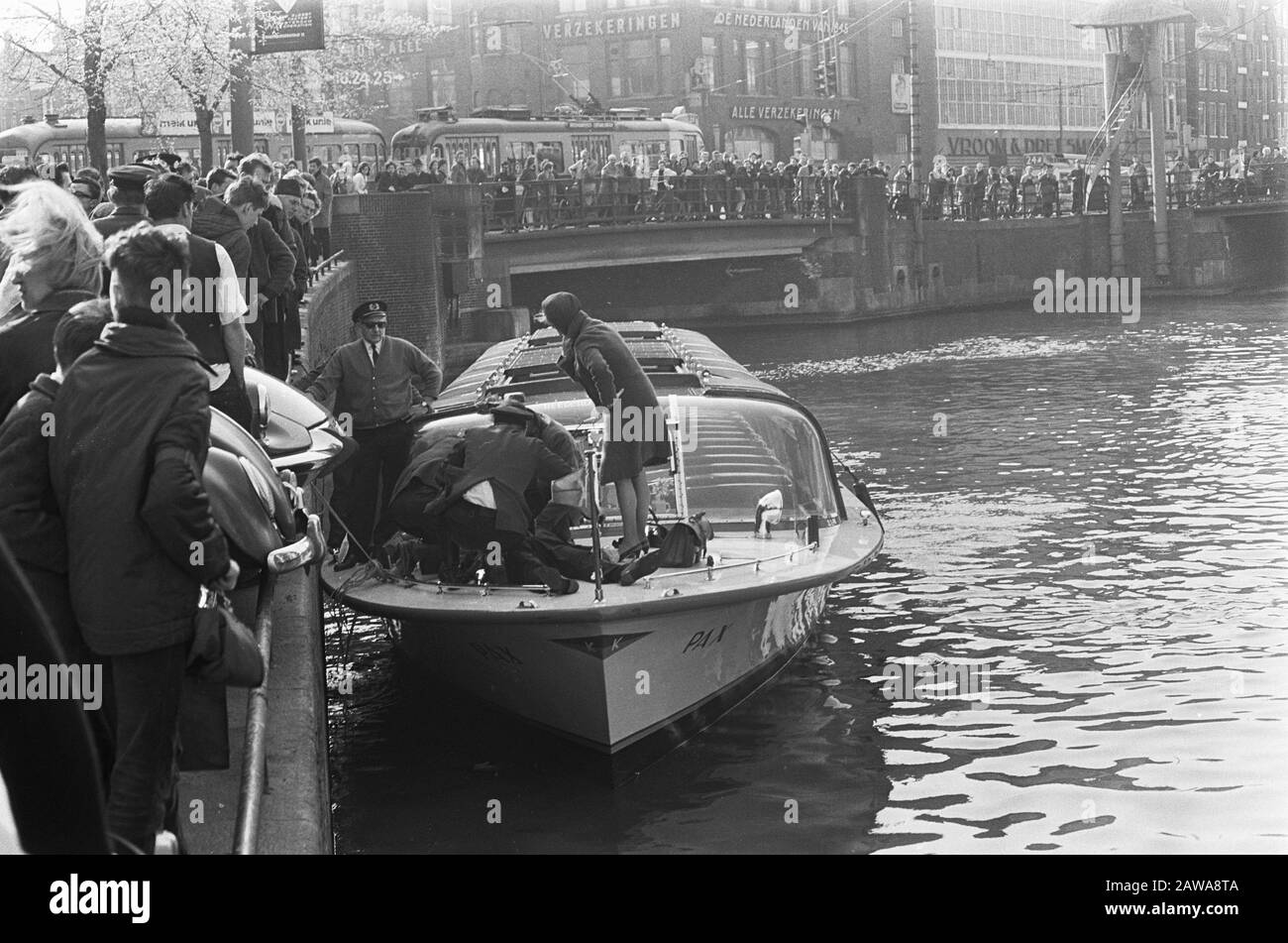 Mann Wasser in Amsterdam, Ertrinken in einem Kanal in der Nähe der Amstel Datum: 14. April 1967 Ort: Amsterdam, Noord-Holland Schlüsselwörter: Wasser, Männer, Ausflugsboote Personenname: Amstel Stockfoto