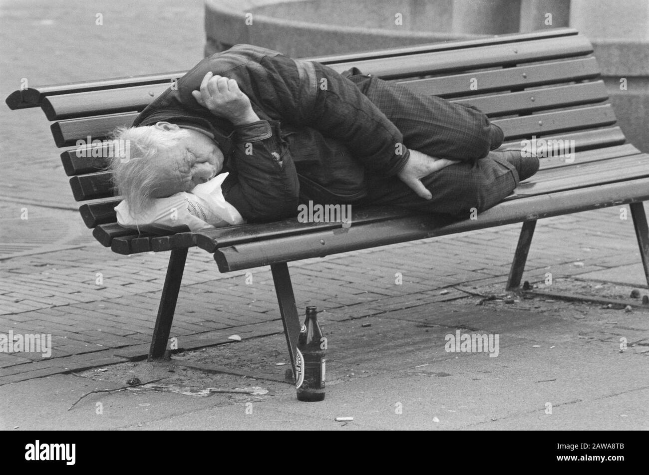 Mann, der mit ihm draußen auf der Bank schläft ein Bier Datum: 9. März 1988 Stichwörter: Obdachlos Stockfoto